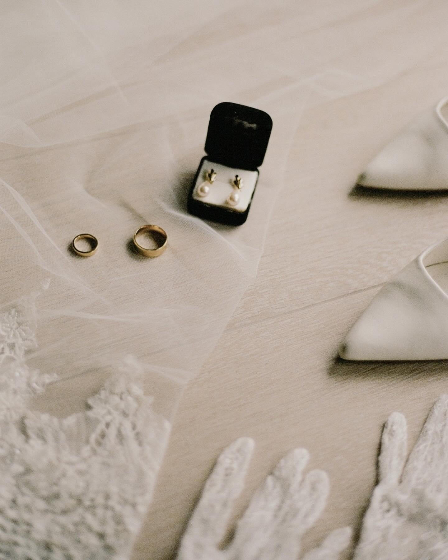 The beautiful details of Jess &amp; Jake&rsquo;s wedding day captured on film 🤎 from wearing her mum&rsquo;s earrings, to a borrowed french veil and carefully hand-picked antiques, glasswear and table settings that Jess styled their dining space wit