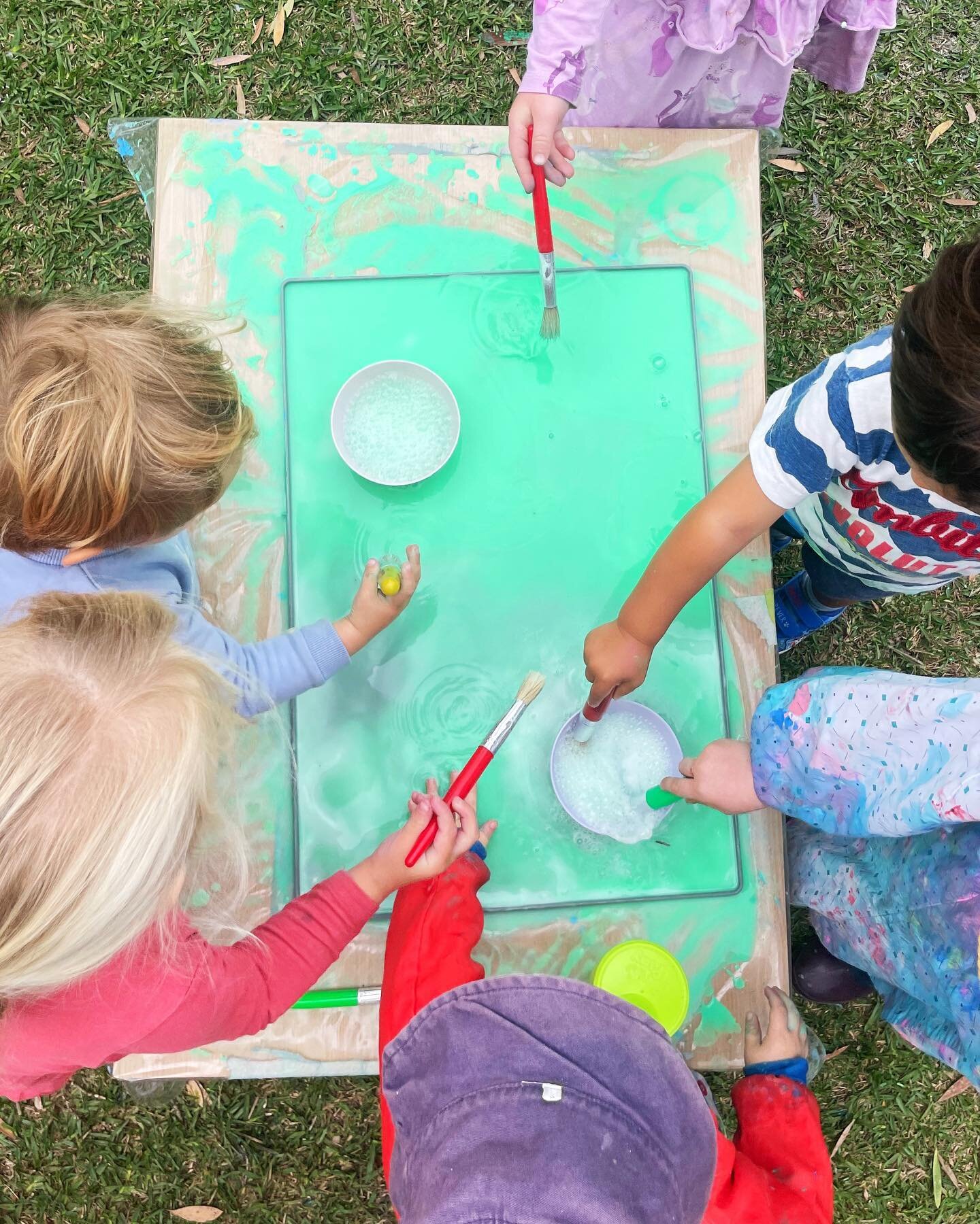 🌈Baking Soda &amp; Vinegar Paint🎨

Did not turn out like I had imagined BUT was still a ton of fun!🤩 

I tried mixing blue paint with baking soda and green paint with vinegar thinking when you mixed the colours together on the mat they would bubbl