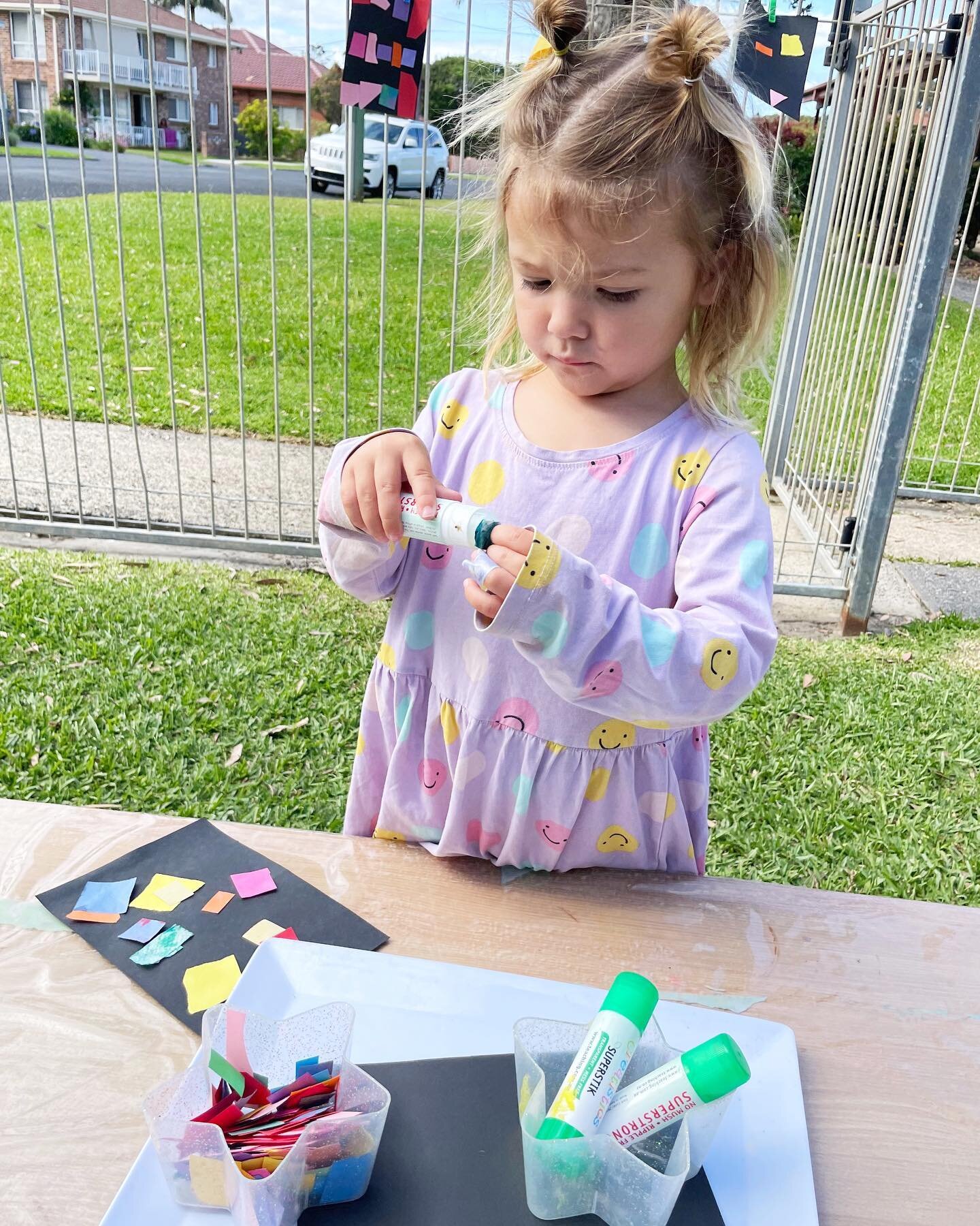 🌈I just love the little look of concentration🤩

Each week at Messy Art I provide a variety of materials and tools and give children the freedom to create on their own. When they have this freedom they are planning, experimenting &amp; problem-solvi