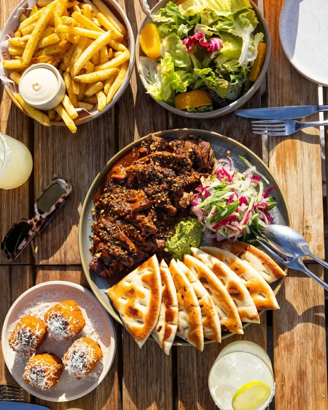 Sunset Bottomless ☀️🍹 Every Monday! 

Jetty&rsquo;s outdoor tables are calling and so are the cocktails! 

Enjoy 90 minutes of free-flowing Tommy&rsquo;s Margaritas, Southcamp beers and select wine &amp; cocktails paired with a feasting-style spread