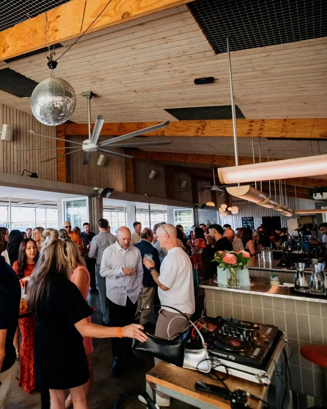 The Sunday vibe: DJ spinning tunes, sunshine, tables full and cocktails in hand 🍸