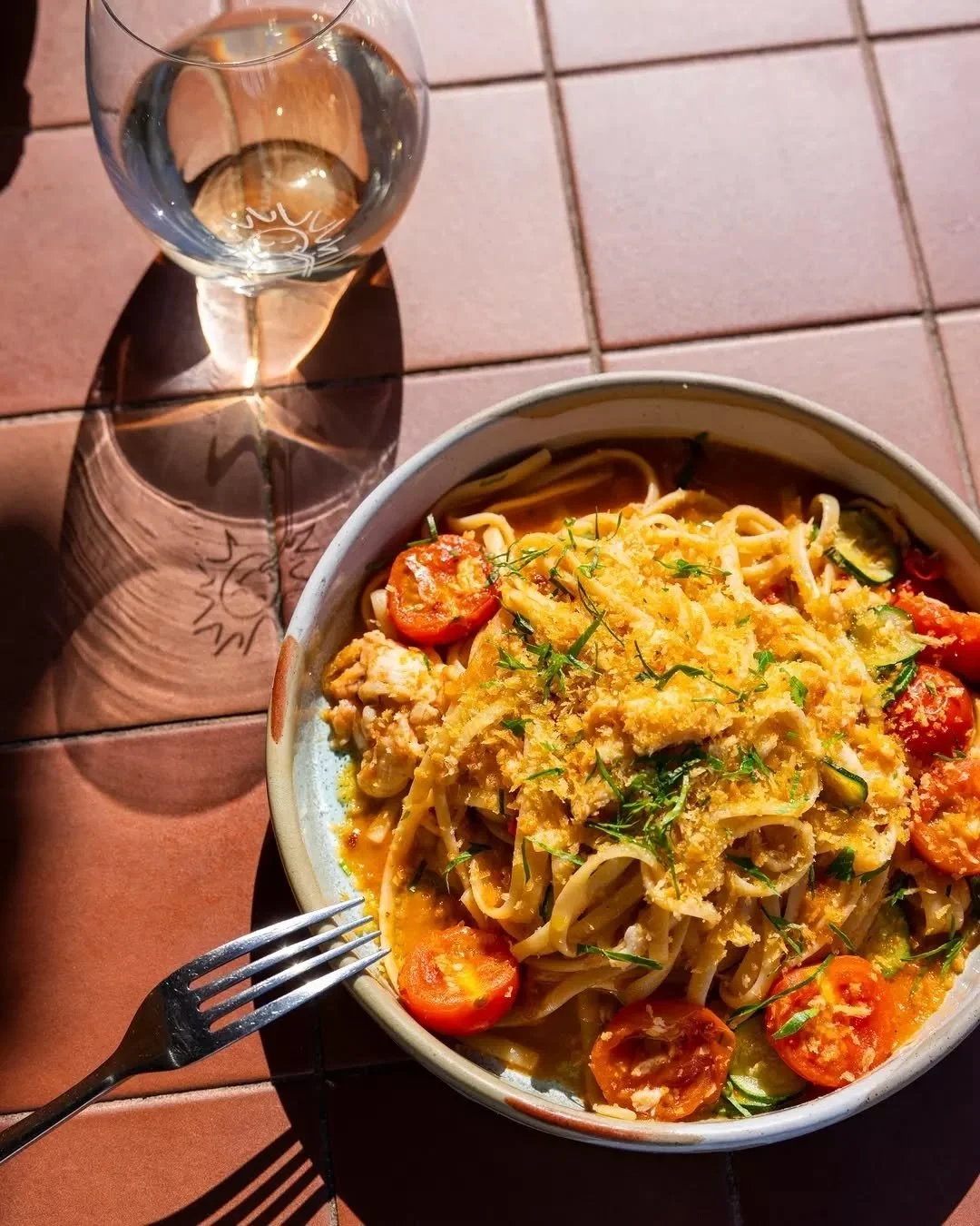 Rustichella Linguine 🦀

Sweet crab tossed through garlic and chilli, with bursts of cherry tomato, ribbons of courgette and fresh chives. 

Finished with golden pangrattato for that perfect crunch.