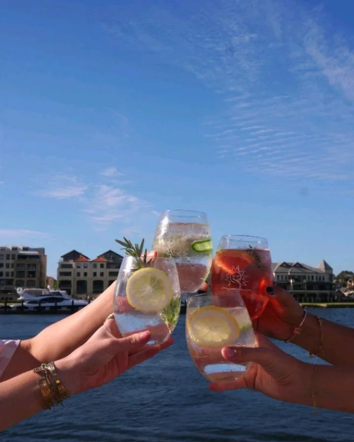 Weekend mode: on 🍸

Drinks on repeat, food to share and zero reason to rush off. Just good company by the water and a few extra rounds for good measure.

Book ahead and settle in.