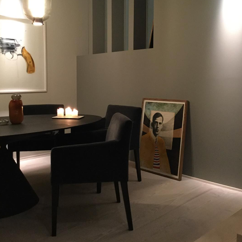 Sloan spisebordsstol i grå velour stående ved et spisebord