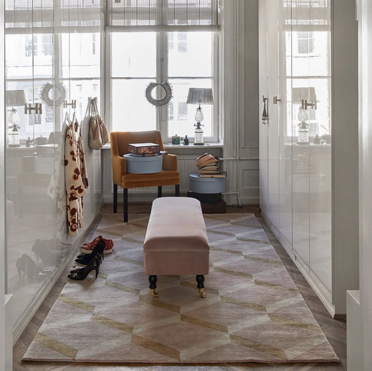 Paris pouf uden knapper i rosa velour i walk in closet.