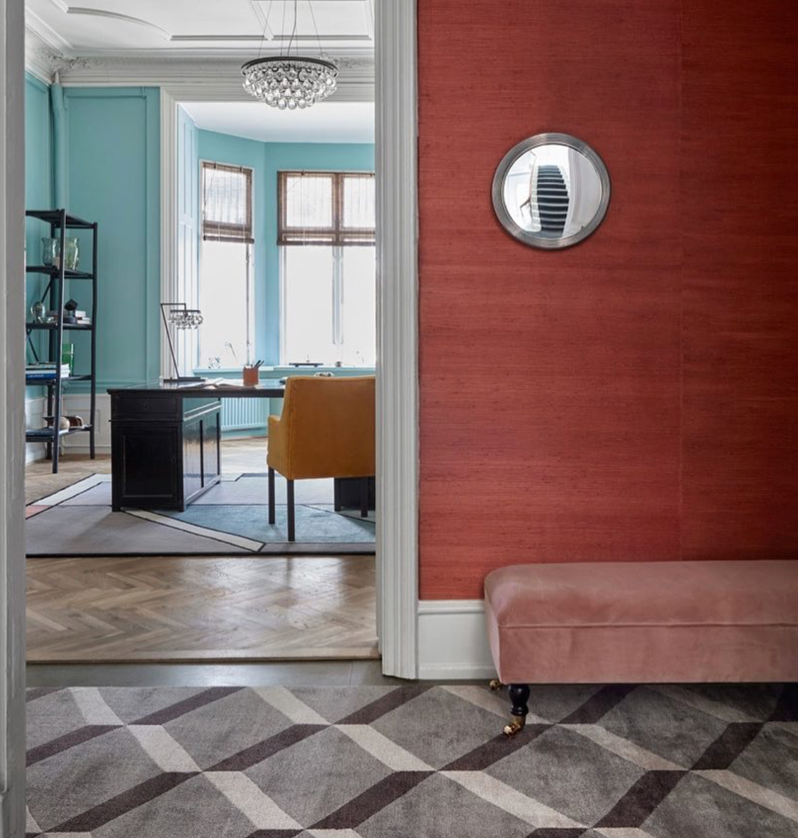Paris Pouf I rosa velour med knapper I en gang.