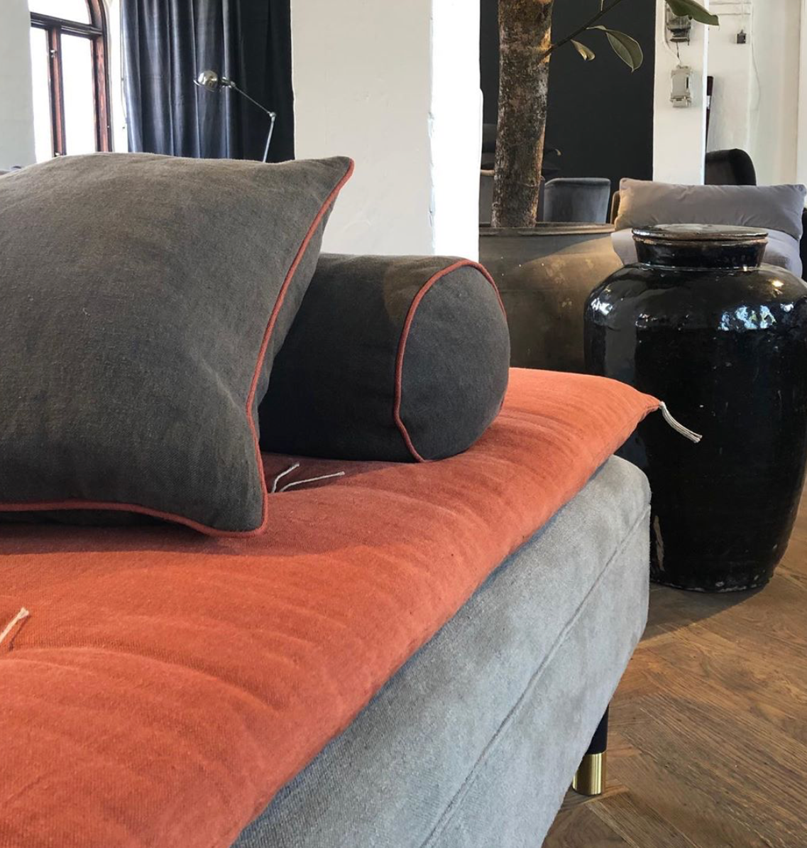 Norma daybed I linned tekstil uden knapper, uden hjul.
