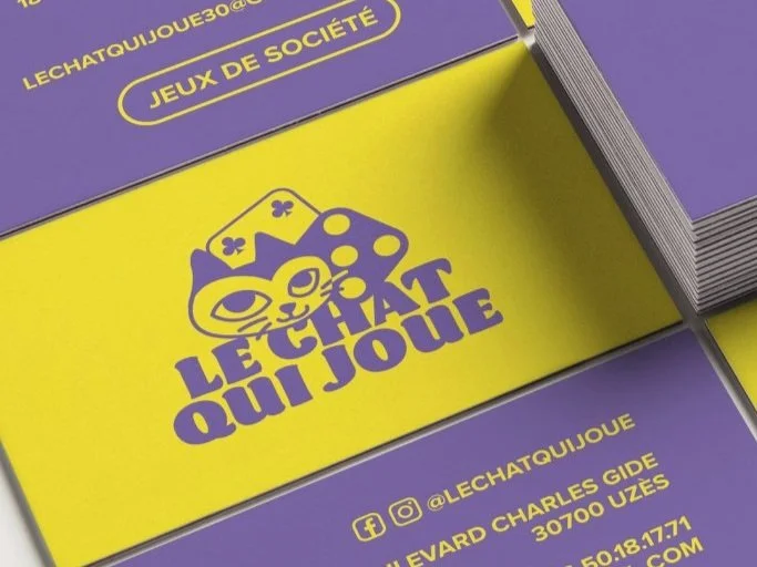 Le chat qui joue