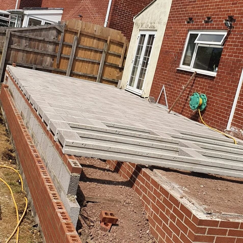 🟠 updates from our glastonbury project a busy end to to week with block and beaming the raised patio area. Nothing like a work out on site 💪🤩🟠

👷&zwj;♂️🔨🧱👷&zwj;♀️🪚🚧🏗☀️

#SJVconstruction #patios #homeimprovements #homerenovation #gardendesi