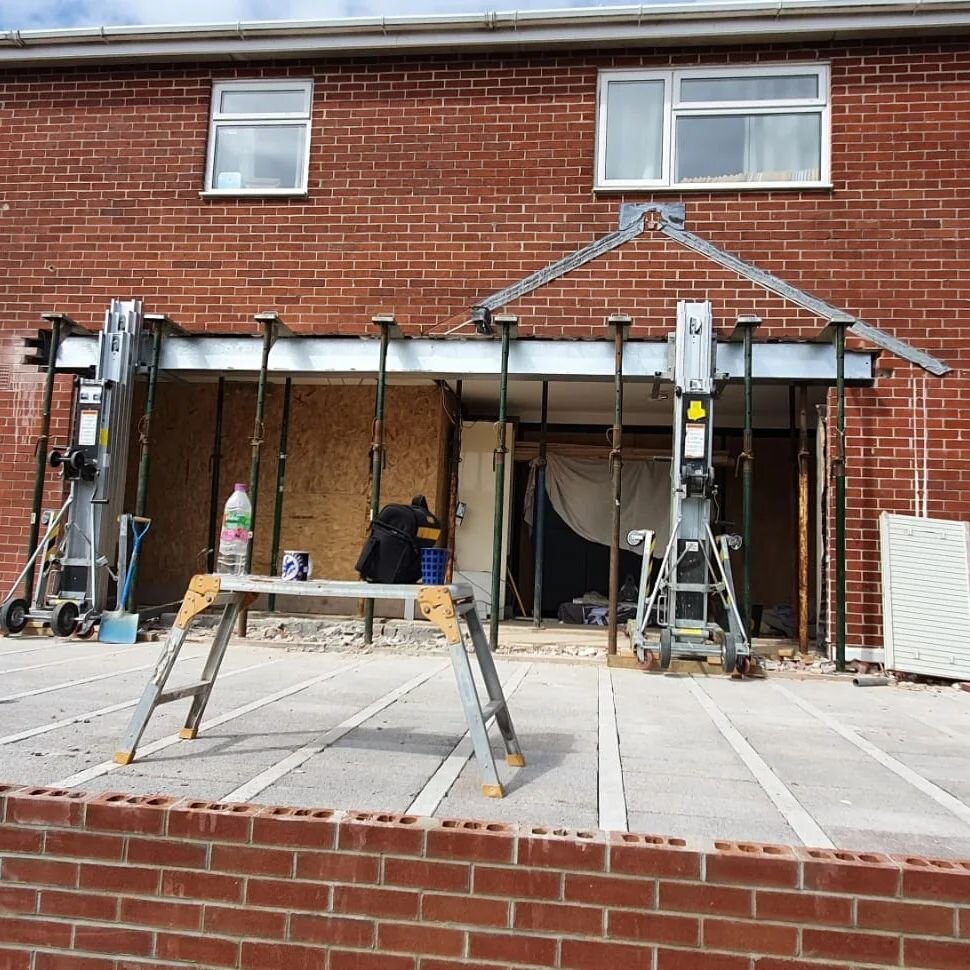 🟠 Structural works well underway this week on our glastonbury project🤩 The team have been busy removing the rear walls of the property and installing a large steel beam to create an 7m opening for a set off new bifold doors as well as other interna