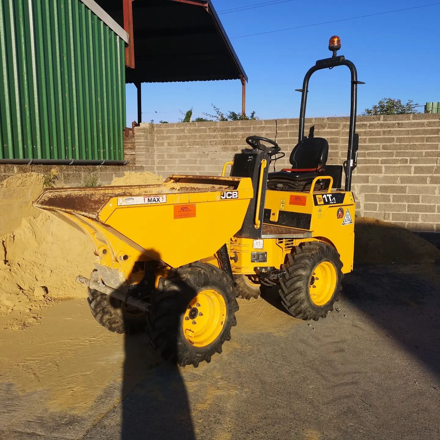 🟠 New machines update 🟠

🟠 It's been an exciting week at SJV headquarters 🤩 we've taken delivery of a new to us 1 ton high tip dumper and a 1.7 ton mini digger to help keep up with are work load. The team are looking forward to putting them strai