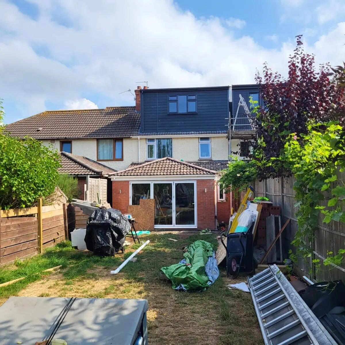 🟠 Exciting day yesterday on are Wembdon project 🥳  the scaffolding is down on the loft conversion we have completed and looks fantastic 😍 inside is all plastered out and second fix completed just the painting 🖌left to complete by the customer 🤩
