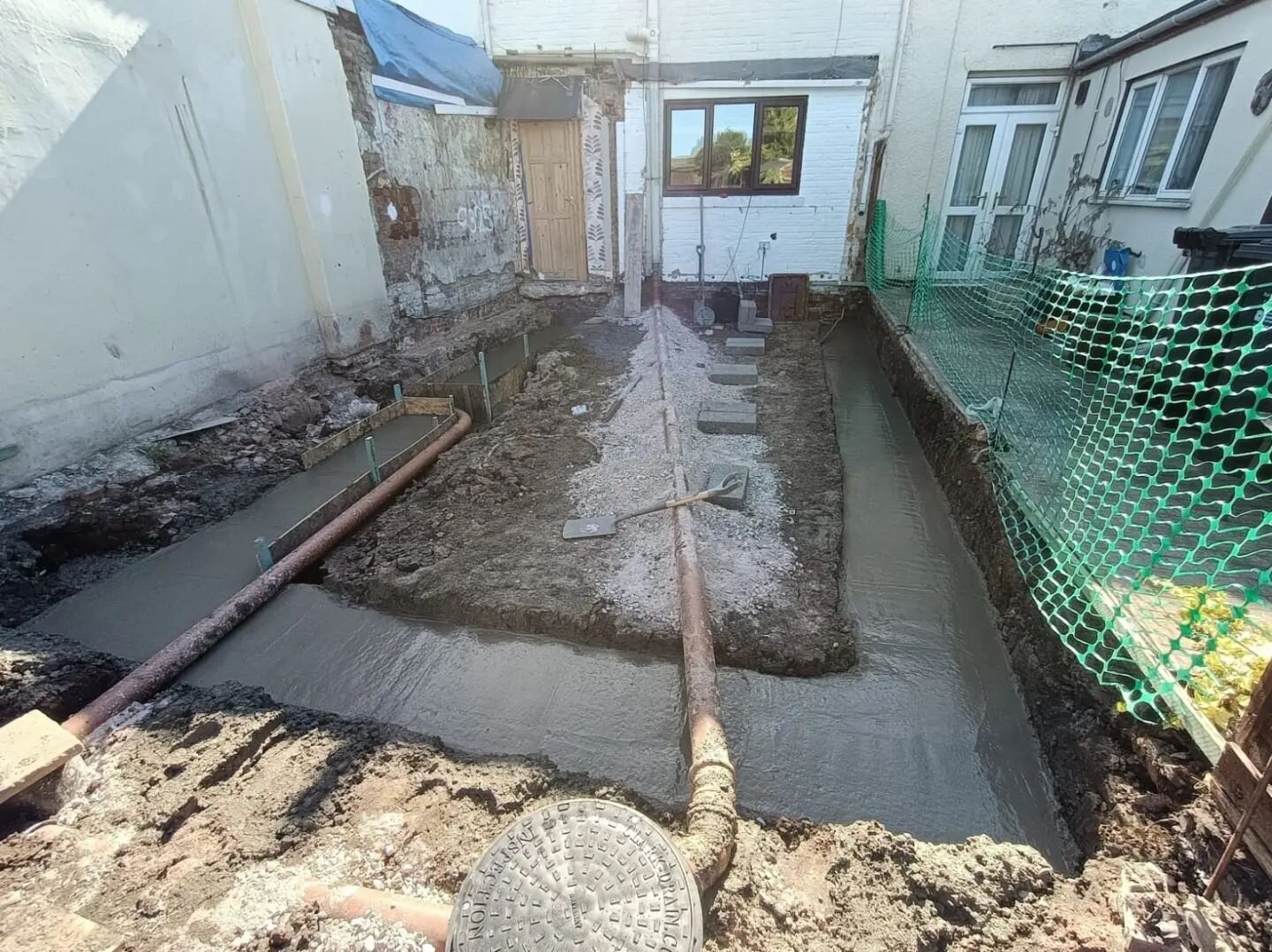 🟠 New project in Bridgwater 🟠

Works are well underway in Bridgwater where we have been asked to build a single storey rear extension 🧱 for a self contained living area.

Foundations have been dug and foundations laid ✅️
Now we will be working on 