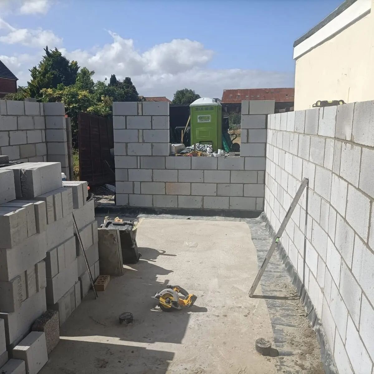 🤩 The team have been making great progress on our Bridgwater project. 

✅️ Drainage complete 

✅️ Foundation masonry completed 

✅️ Groundworks complete 

✅️ Reinforced concrete slab completed 

✅️ Main structure masonry works well underway 

👀 kee