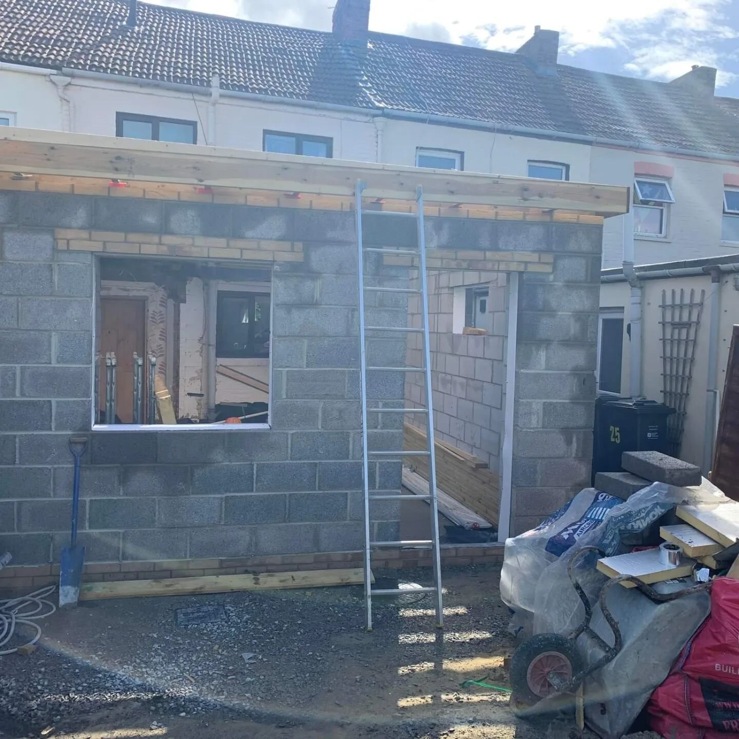 🟠 Update on Bridgwater Extension 🟠

A quick update on our extension project in Bridgwater 👍🏻

The roof construction is well underway and should be completed by the end of the week if the weather is kind to us 🤞⛔️🌧

We will update you again once