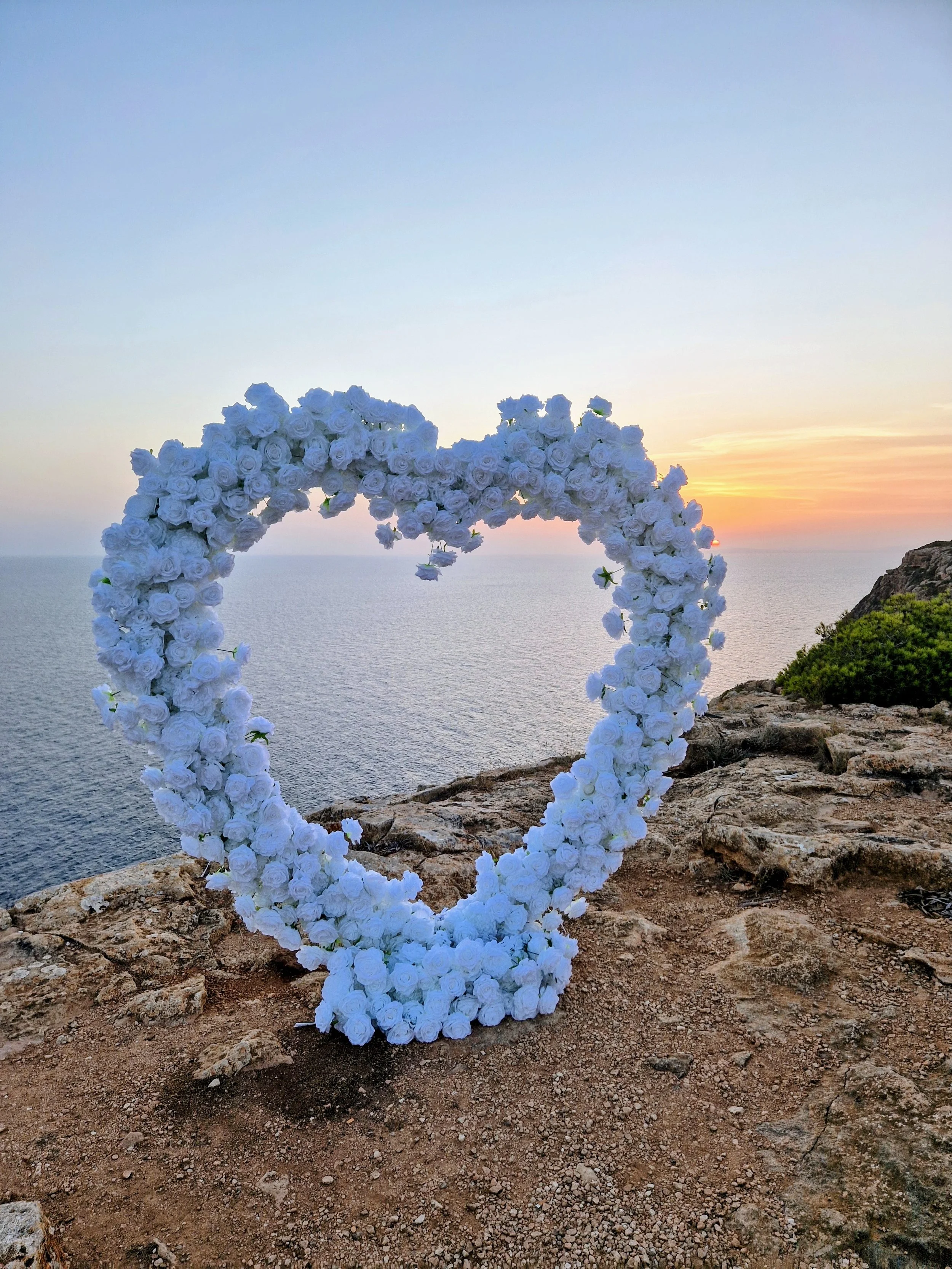 Giant floral heart Arch Mallorca, luxury floral heart Arch Mallorca, luxury wedding arch Mallorca, wedding arch rental Mallorca, marriage proposal mallorca, marriage proposal spain, proposal decoration mallorca, proposal decoration spain, luxury prop