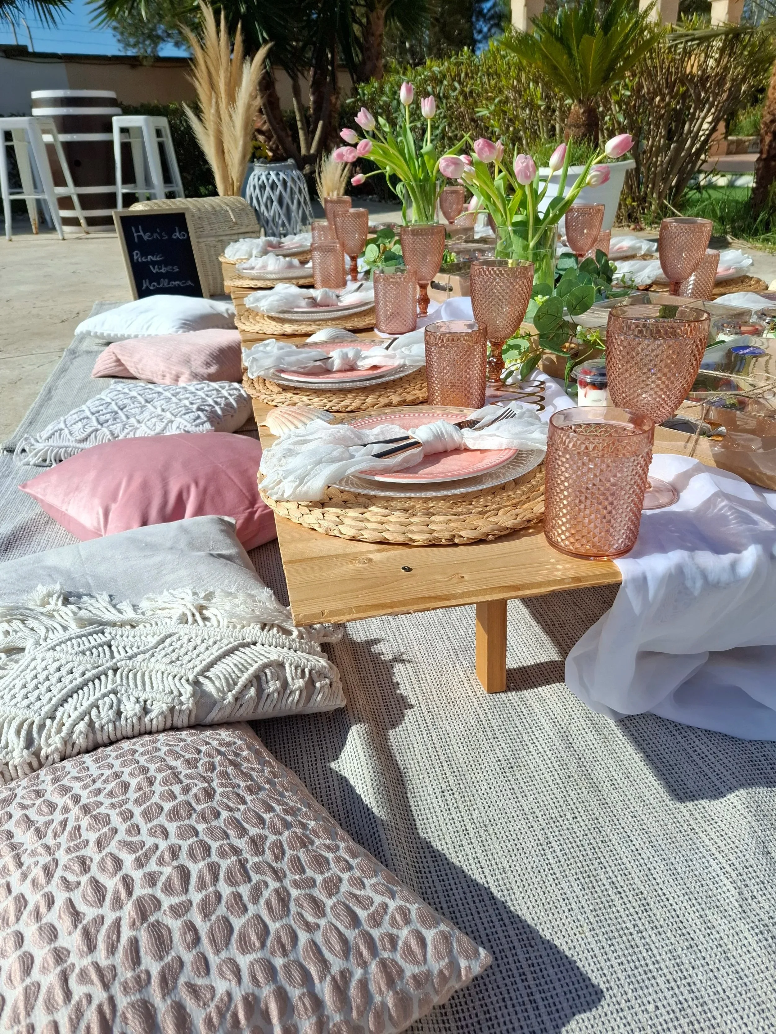 Bachelorette picnic in Mallorca,  bachelorette Picknick mallorca,  boho-style luxury picnic setup, Tableware decoration,  event planner mallorca, birthday picnic decoration, corporate event planner, the day after wedding celebration,
