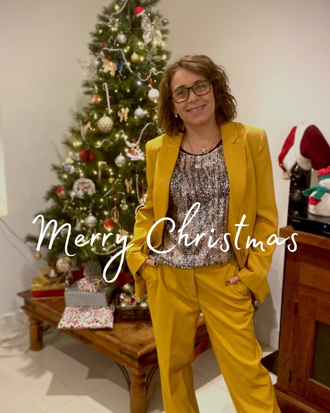 Wishing you a wonderful and Merry Christmas.

I hope you enjoy the Festive Season however you choose to spend it. 

After a December with lots of Christmassy gatherings - Christmas Day itself will be very simple at home for us.
Have a great one 

Lov