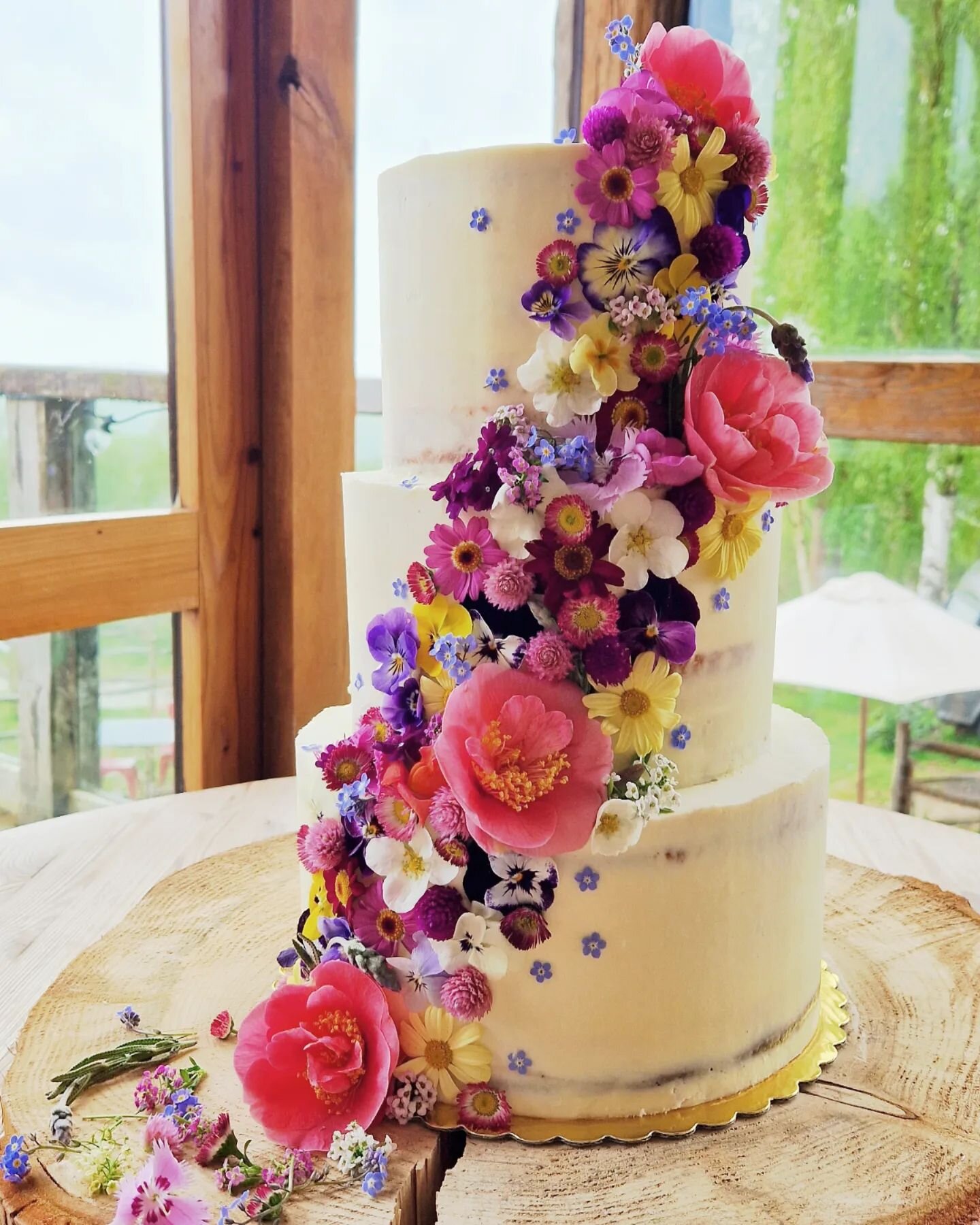 Floral Feast 🌸

Maria &amp; Tom's stunning edible flower wedding cake!

And just look at their beautiful seasonal flowers and this magical venue near Royal Tunbridge Wells. 

It was a joy to collaborate on such a natural, seasonal, and environmental