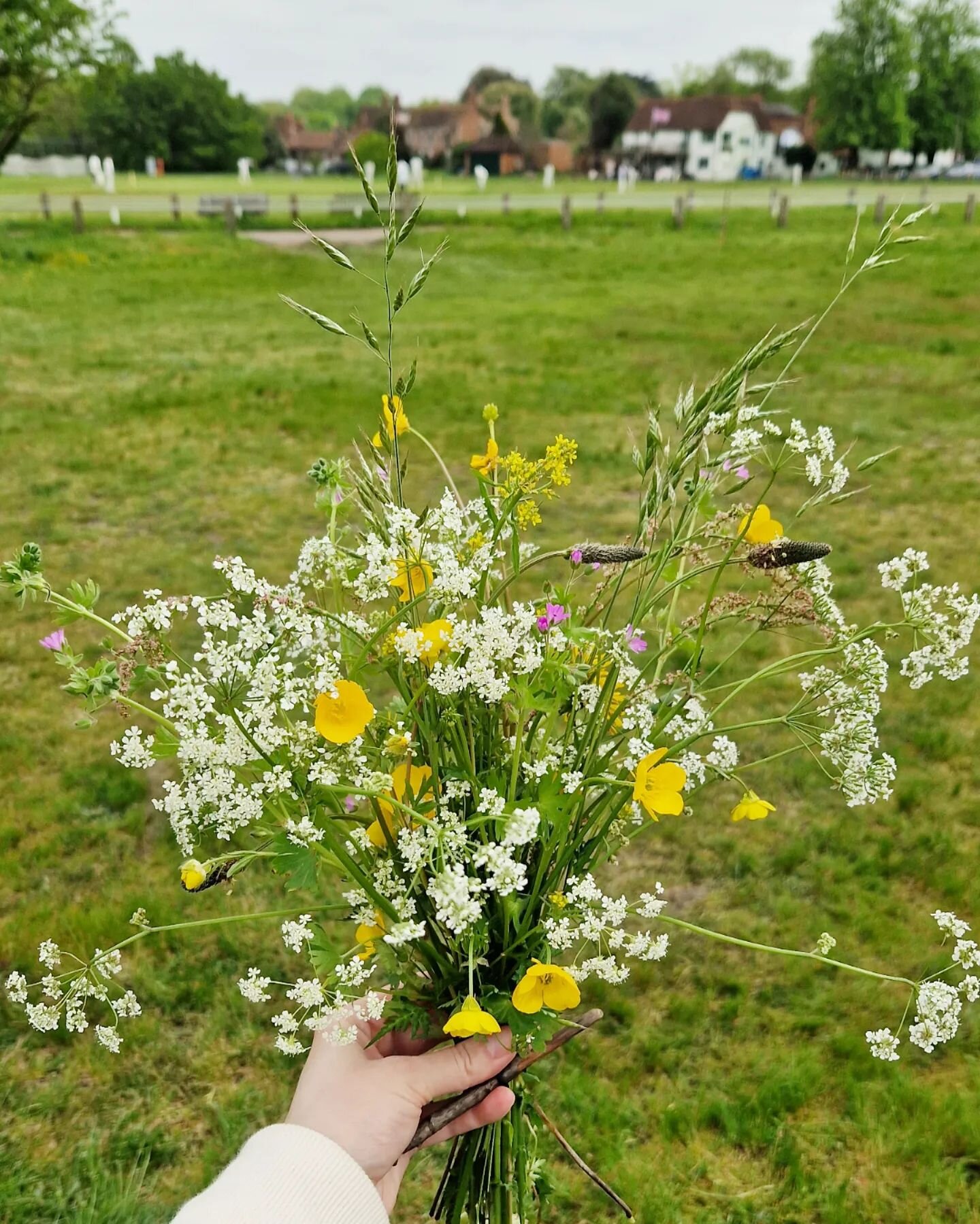 Happy Surrey Day 🌱

Spent the afternoon gathering wildflowers, watching the cricket, noshing on incredible food and chatting to local producers @ripleyfarmersmarket with my family today. 

Could not love this beautiful county more. 

💛

#surreyday 