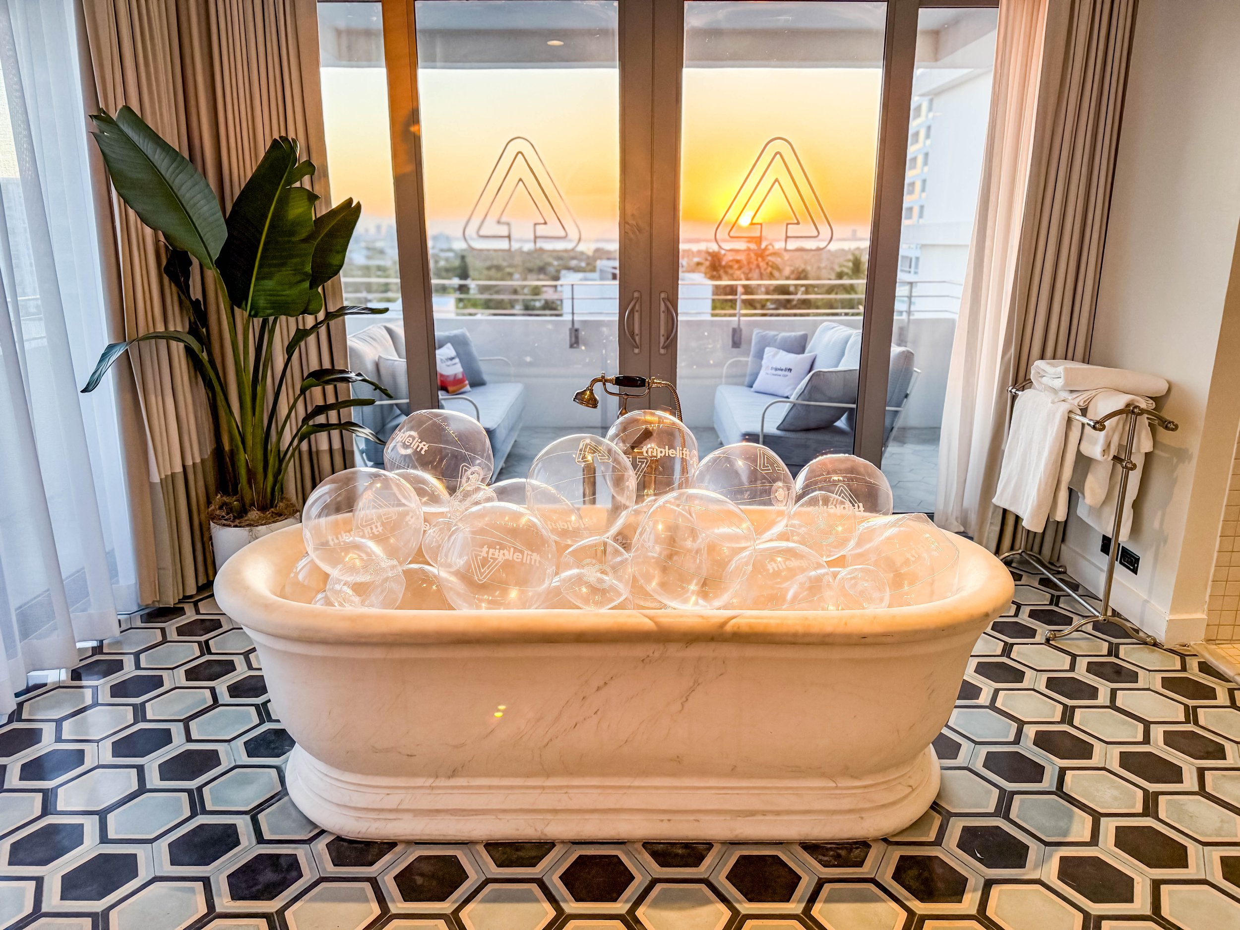 Bathroom - Branded Beach Ball "Bubbles"