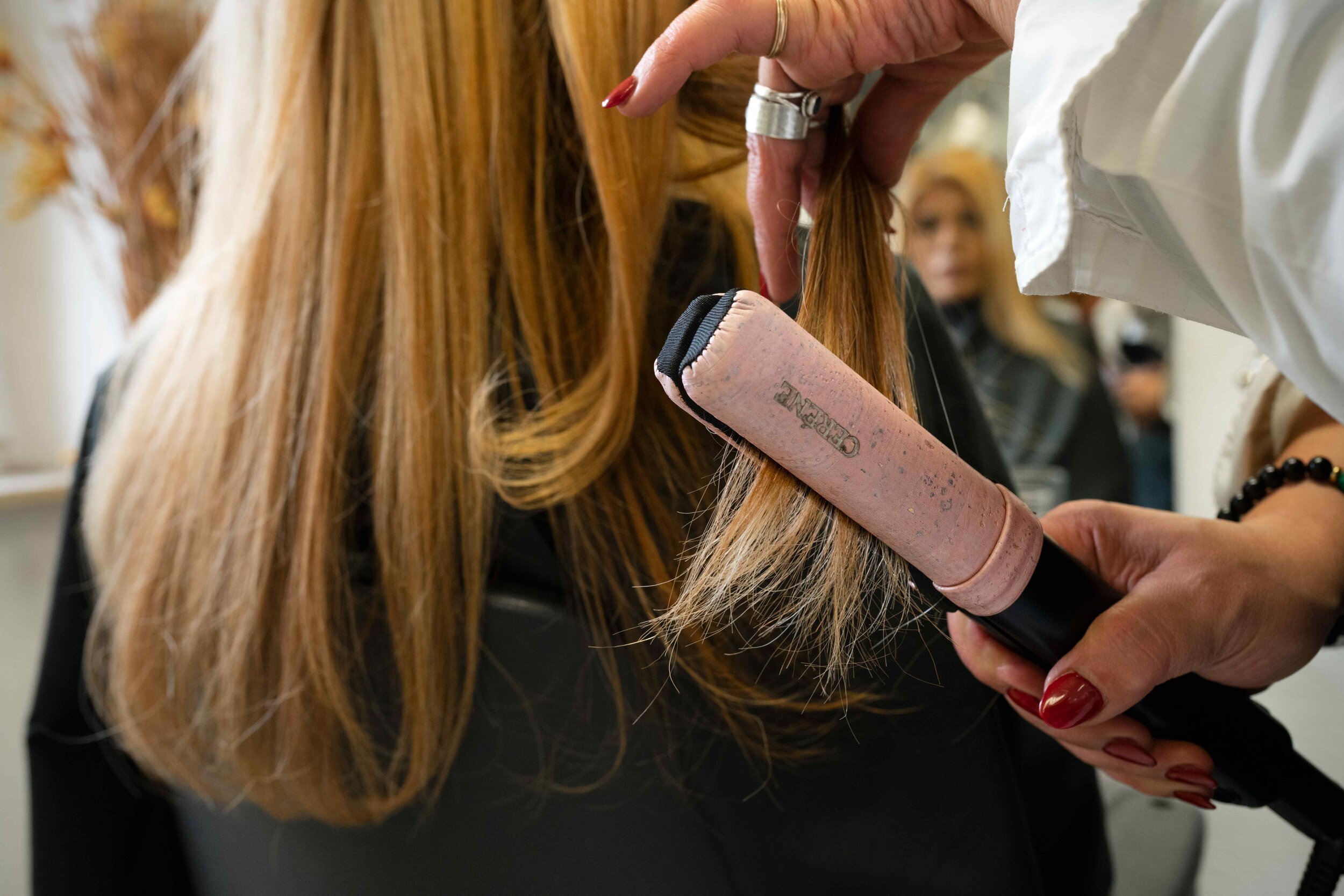 CERENE Gloves beim Glätten der Haare mit einem Glätteisen