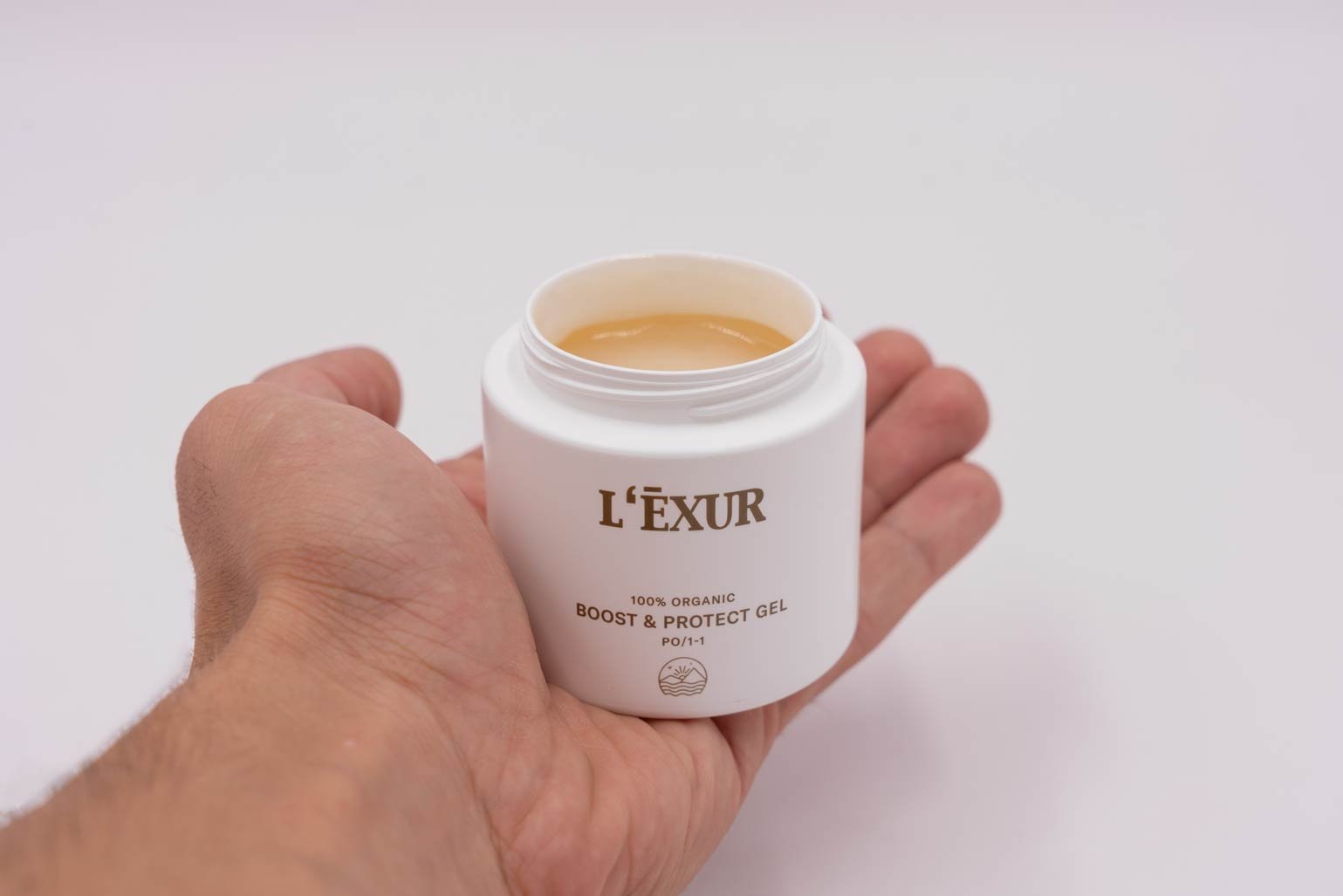 Das Lexur Boost & Protect Gel: ein 100ml Döschen mit edlem Holzdeckel auf hellem Hintergrund