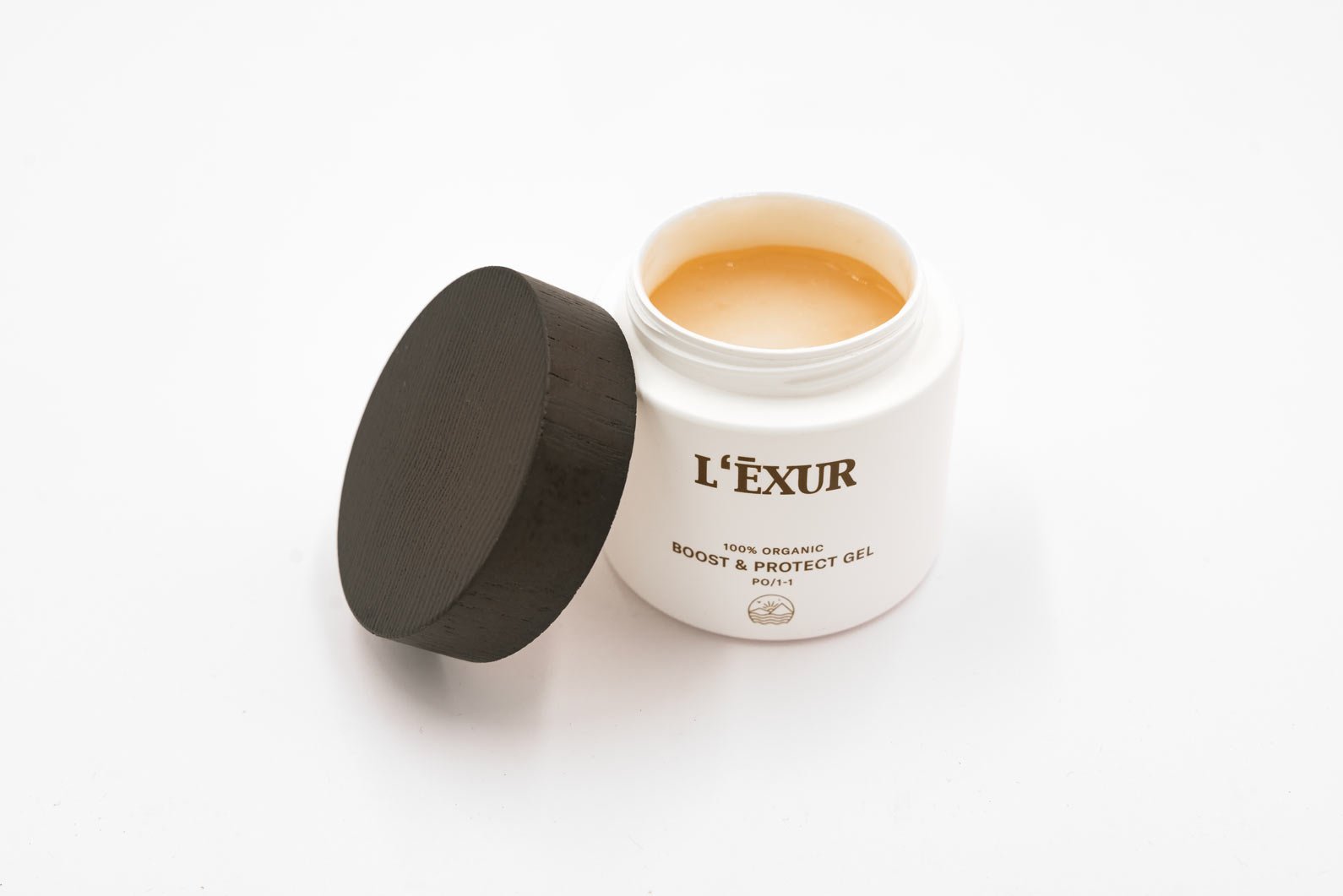 Das Styling Gel Protect: ein 100ml Döschen mit edlem Holzdeckel auf hellem Hintergrund