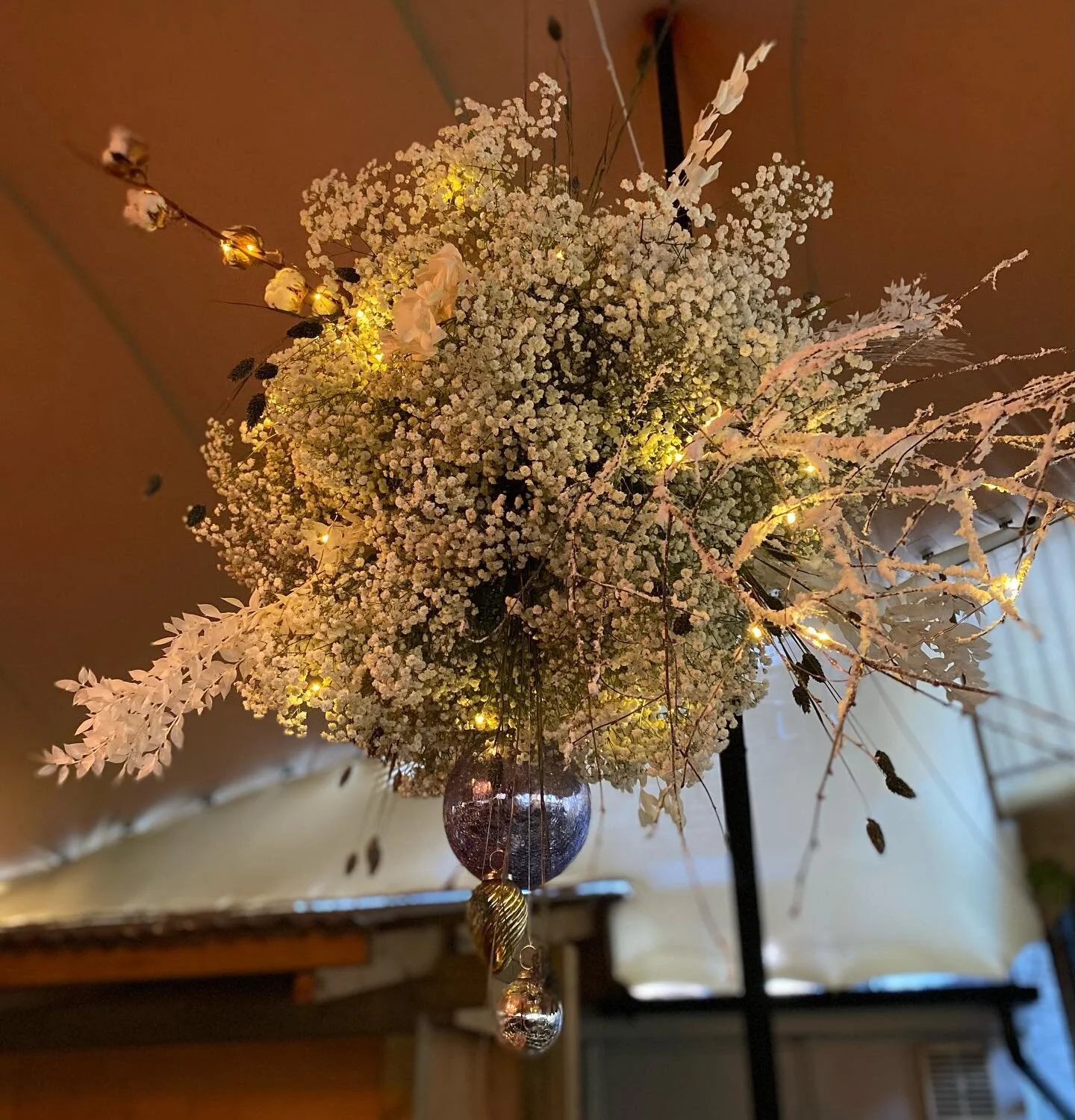 A Winter wonderland for @thealmacp thankyou @emilyjo_s @porters_covent_garden 
#crystalpalace #christmas #christmasdecor #christmasdecorations #christmaslondon #londonvenues #londonpubs #christmastime #christmaslights #xmas #southlondon #floristry