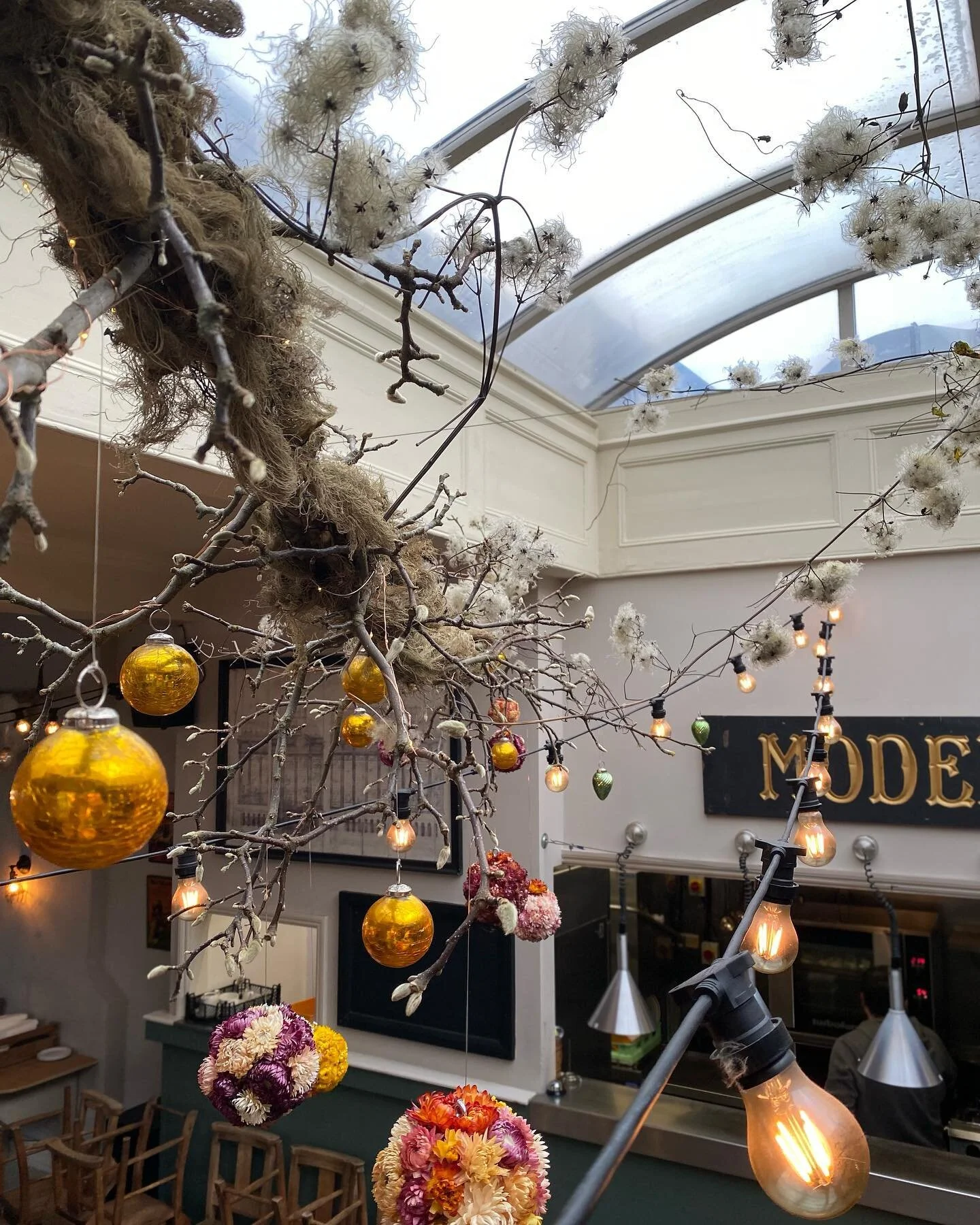 The beautiful @lordshippub ready for Christmas. Thankyou to @emilyjo_s and @porters_covent_garden and the farmers of Wiltshire for allowing me to forage liberally!
#eastdulwich #christmas #christmasdecorations #christmasdecor #londonchristmas #floris
