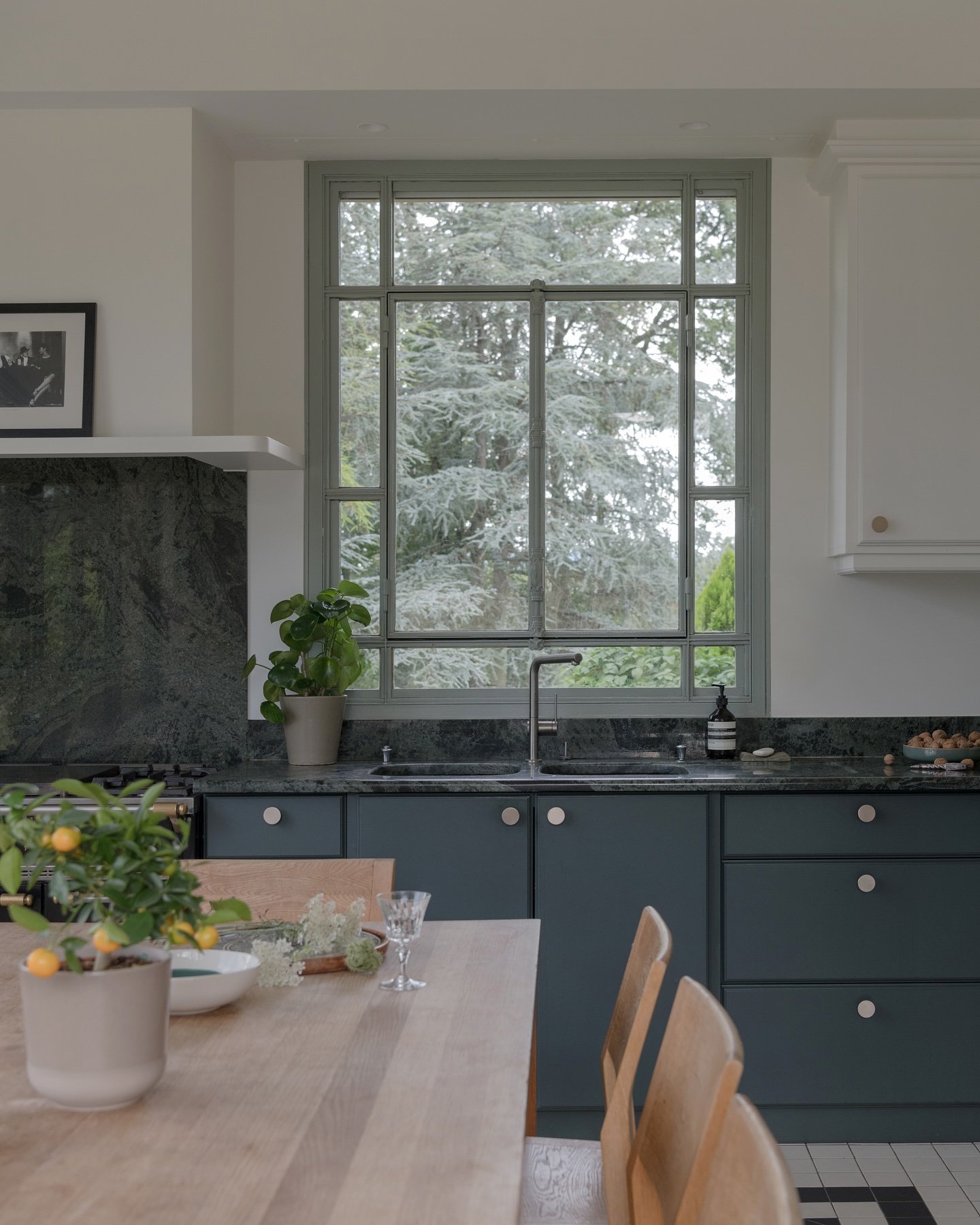 Cuisine avec vues 02

Menuiserie : @_atelier.a_ 
Peinture : @atelieravriletfils 
Photographie : @sabine_serrad 
Projet : @atelierbraillon