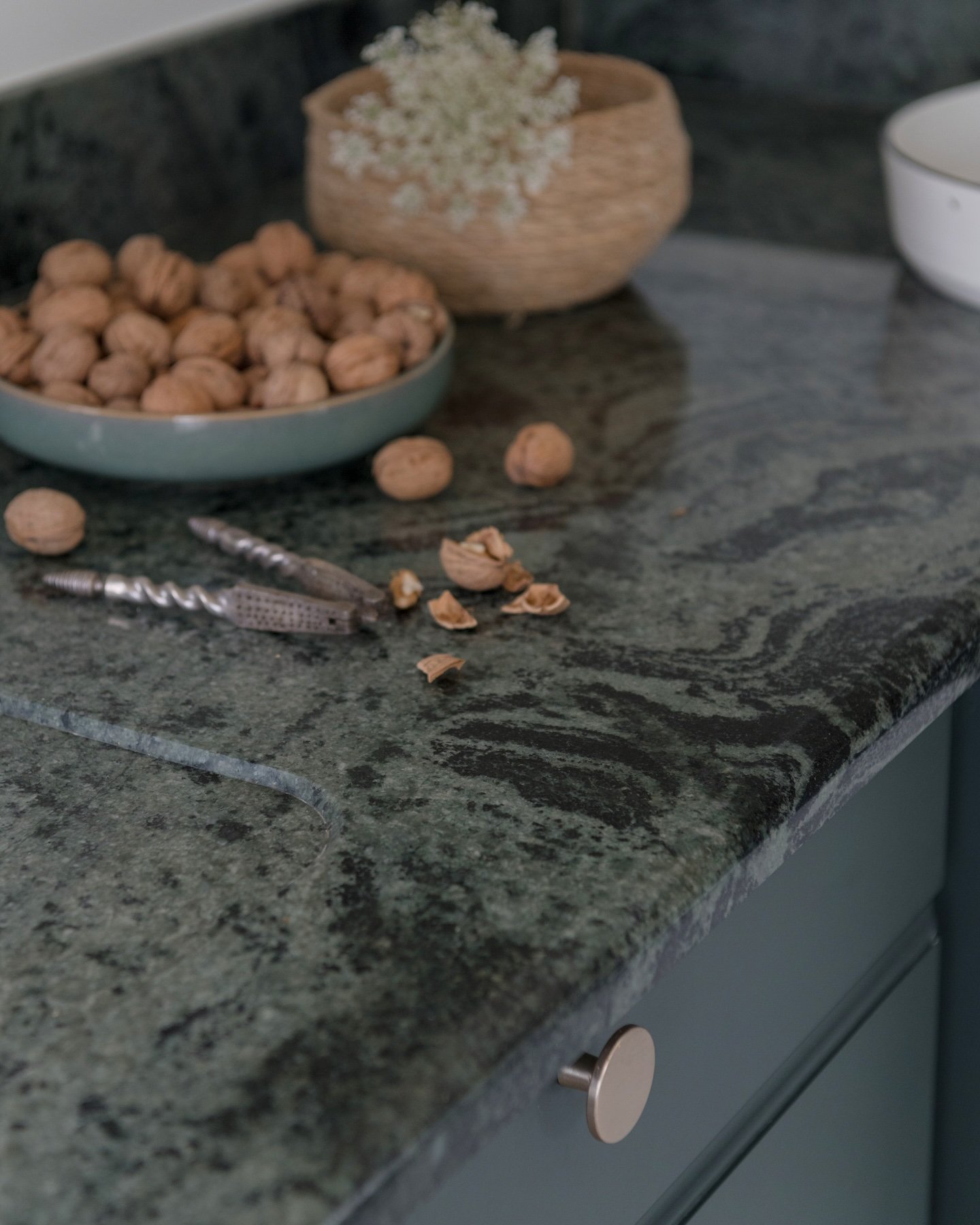 Cuisine avec vues 05

L&rsquo;enjeu r&eacute;side parfois dans la pr&eacute;servation de l&rsquo;existant tout en y insufflant une touche contemporaine en veillant &agrave; choisir des teintes intemporelles. 

Menuiserie : @_atelier.a_ 
Peinture : @a