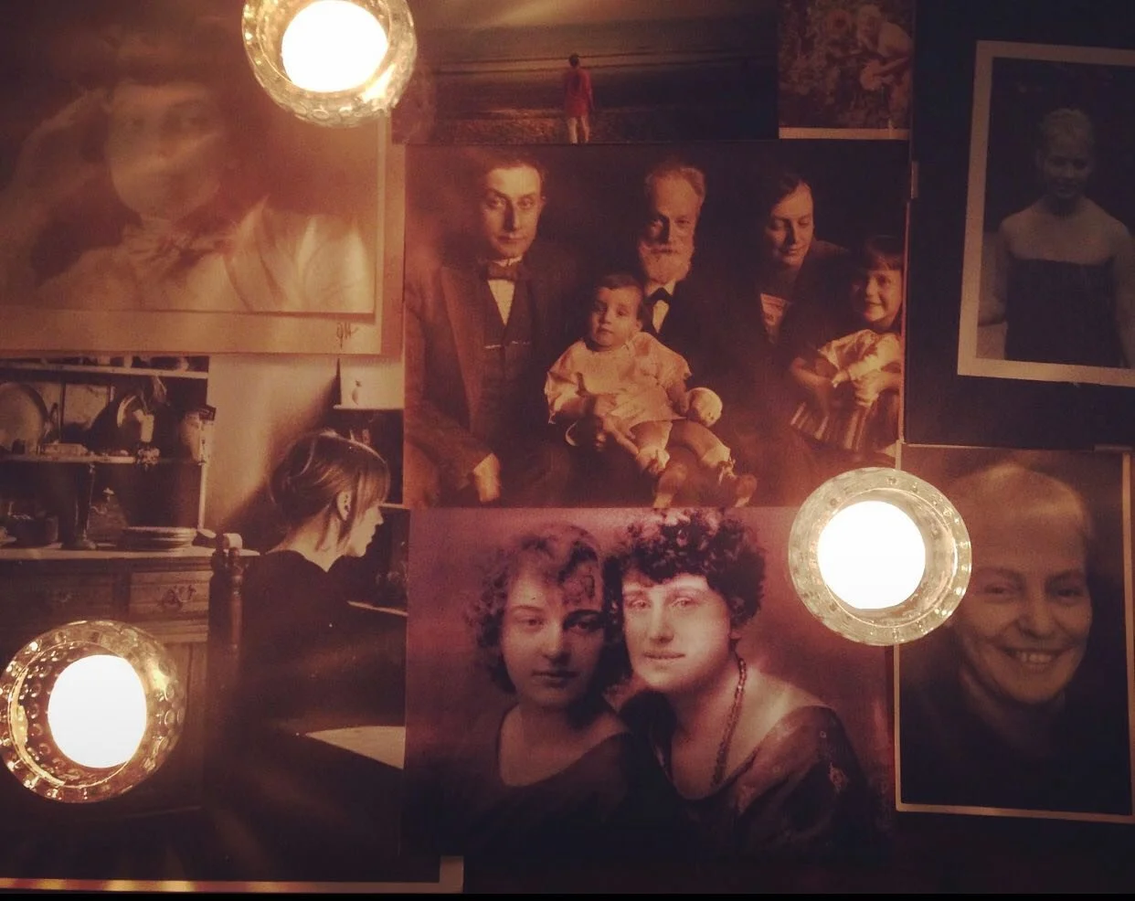 HOW TO HAVE A DINNER FOR THE DEAD - aka a Halloween with heart. ⁣⁣
⁣⁣
This is my annual post of my take on a beautiful ritual created by the wonderful&nbsp;@rachelrosereid and&nbsp;@pantherpantherav⁣
⁣⁣
Imagine a dinner party where each guest brings 