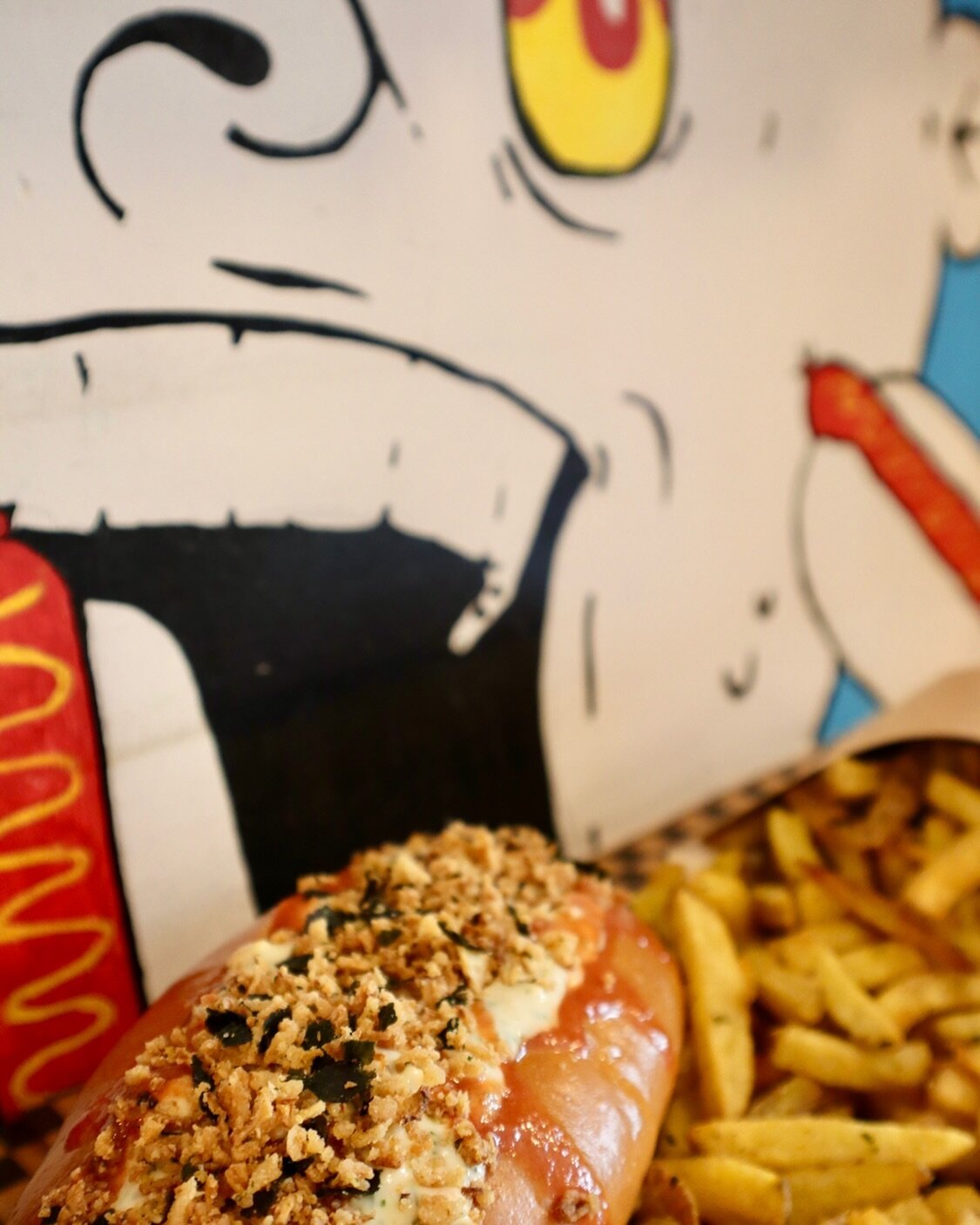 Blue dog. Fries. 🔵 🌭 🍟 
.
.
.
.
.
.
.
#bristolfood #hotdog #fries #bristollife #bristolart #wappingwharf #fastfood #ukfastfood #foodporn #foodstagram #hotdogsofinstagram #beeffrank
