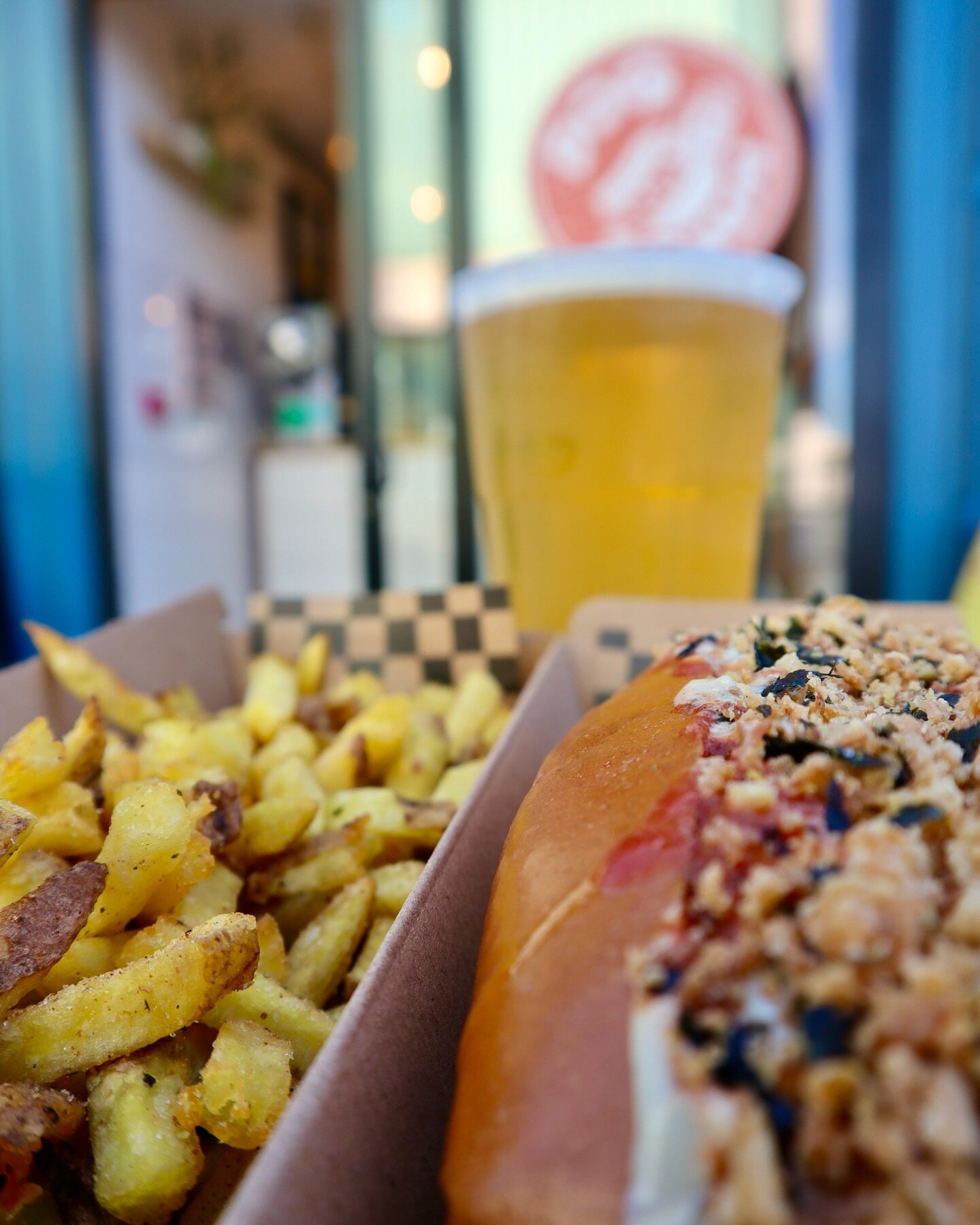 The perfect lunch combination for a late November Saturday! (Soft drinks available too) 🌭 🍟 🍺 
.
.
.
.
.
.
.
.
#hotdog #fries #beer #beerstagram #bristoleats #bristolife #bristollunch #grabandgo #lostandgrounded #kellerpils #mealdeal #ukstreetfood