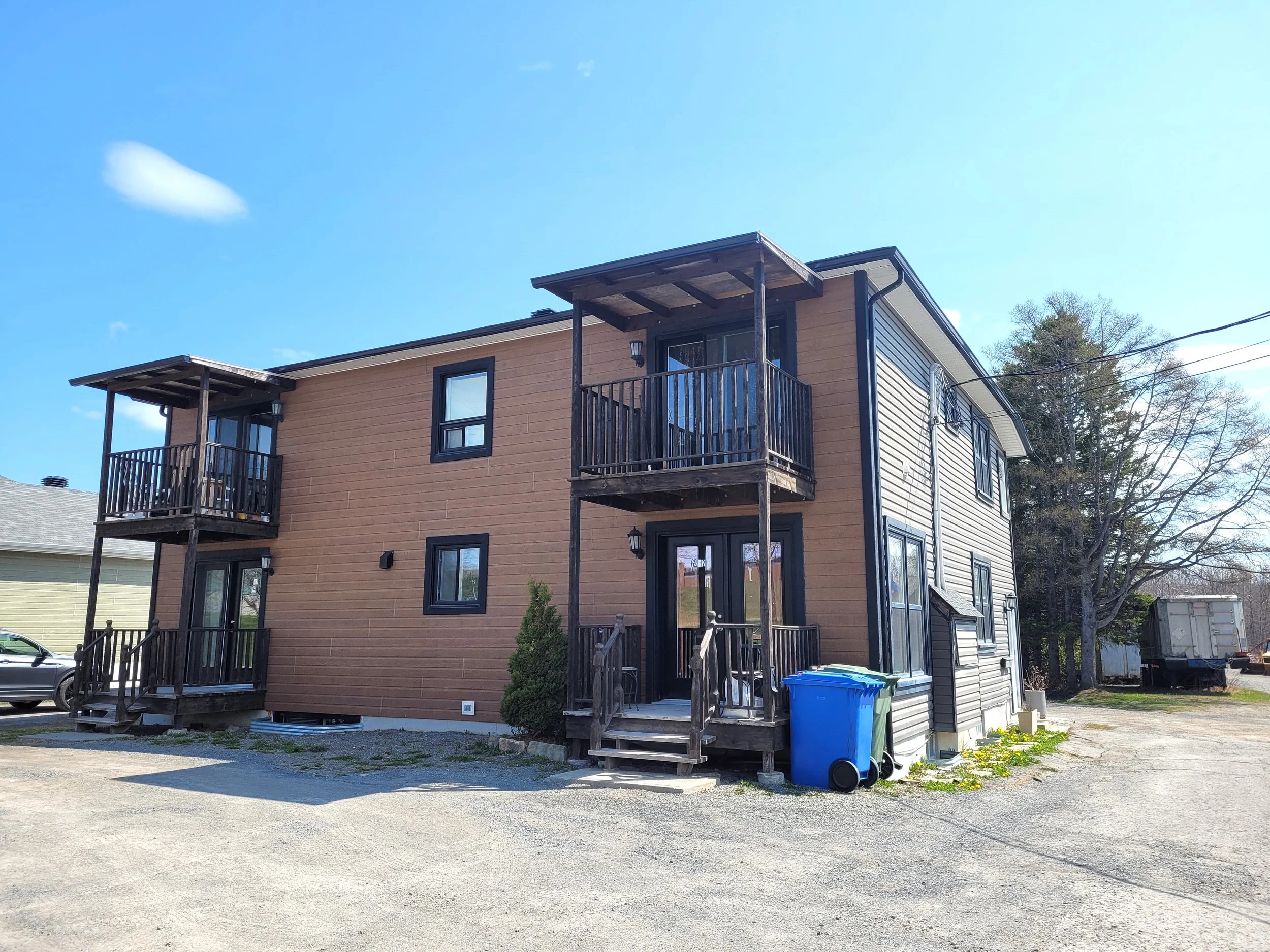 mmeuble brun de deux étages avec balcon - Offrez-vous une opportunité unique de vendre rapidement votre propriété avec Projection Immobilière.