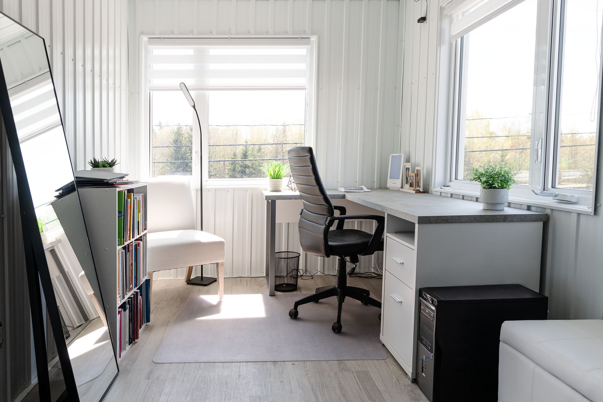 Vue d'un bureau en coin dans l'immeuble - Découvrez l'aménagement fonctionnel et confortable de ce bureau en coin. Avec sa disposition pratique et sa vue sur l'environnement extérieur, ce bureau offre un espace de travail inspirant pour les professio