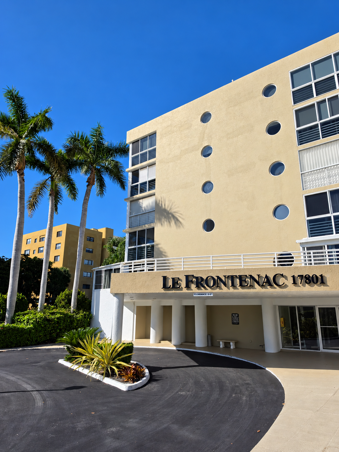 Entrée du Frontenac sous le soleil tropical.png