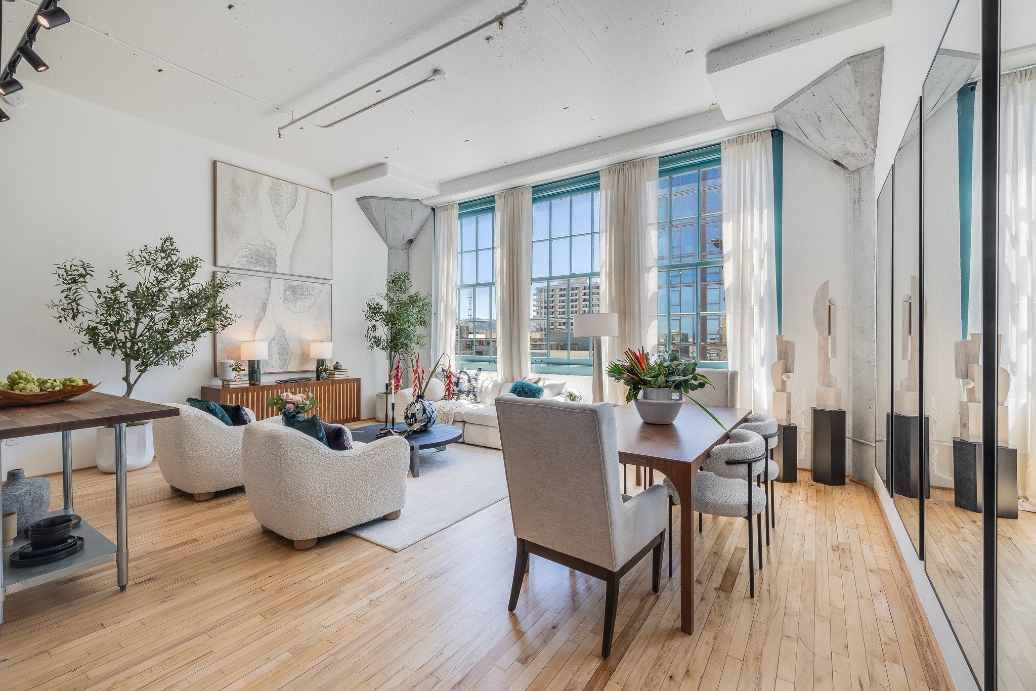 Spacious, open floor plan at this hip NY style loft in the cool Marquee building. 12 ft. ceilings, concrete columns, hardwood floors &amp; 8ft. wall of original French paned windows in this 1920 Historic Cadillac building. Ideal for entertaining.

15