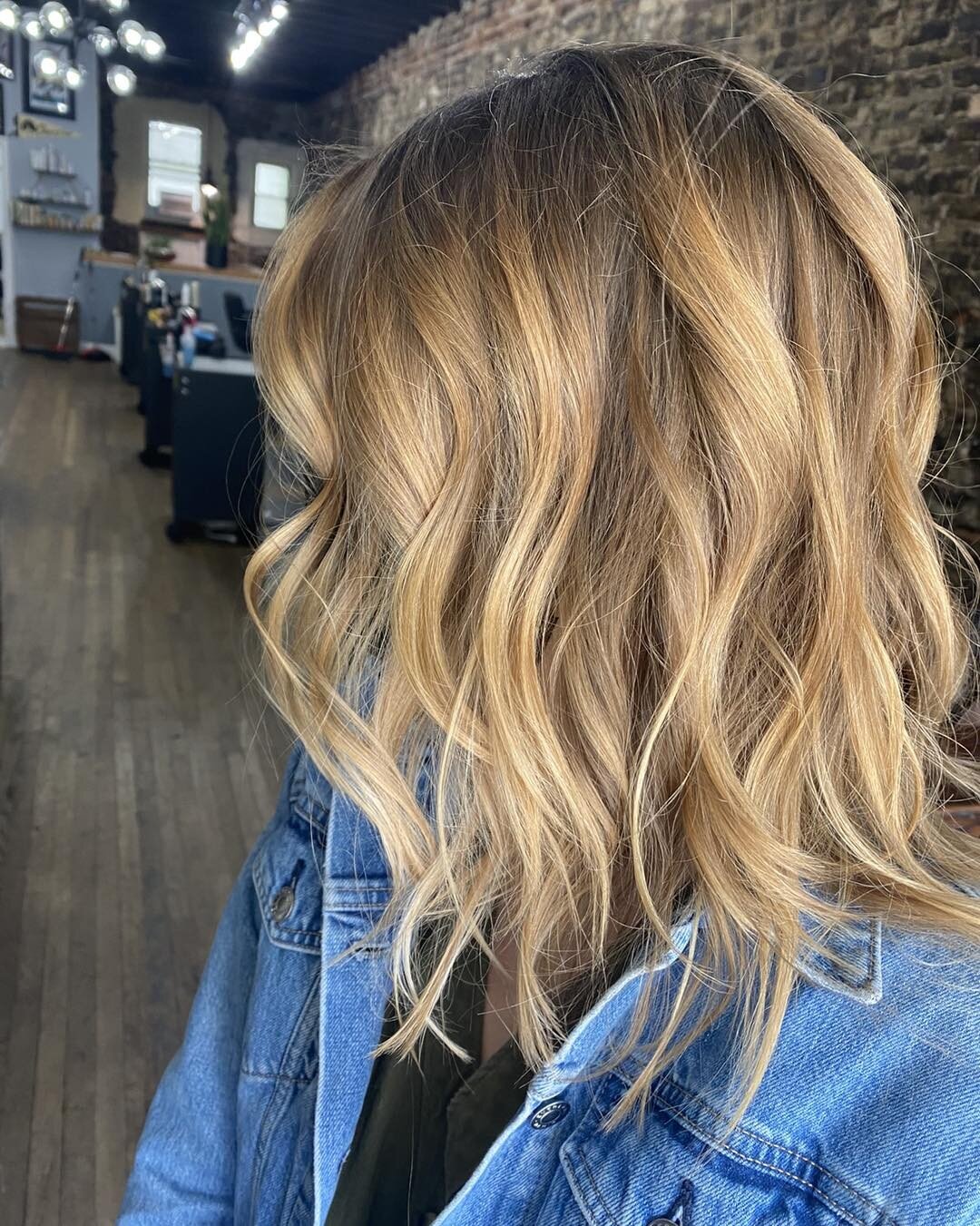 Balayage bringin the brightness✨
Cut &amp; color by Carly 

&bull;
&bull;
&bull;
&bull;
&bull;
&bull;
&bull;
#LuminaryHairCo #Richmond #RVA #ChurchHillRVA #ChurchHill #RichmondHairSalon #Hair #Haircut #Haircolor #LGBTQIA #AllAreWelcome #PronounsMatte