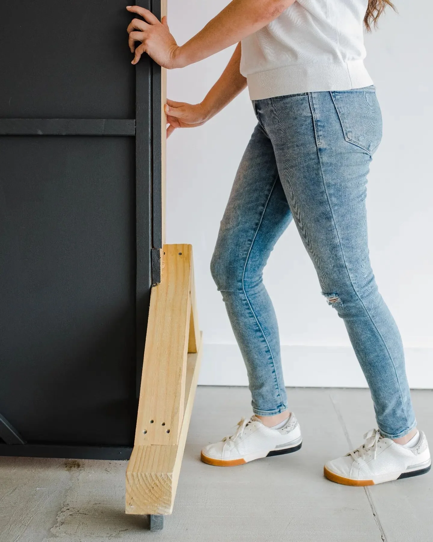 ✨ Our rolling wall has updated paint, on both sides!! Smooth, matte black on the black side and fun, vibrant pink on the color side. Come check it out for yourself!
Booking and viewing availability is made easy on our website.

#augustagaphotographer