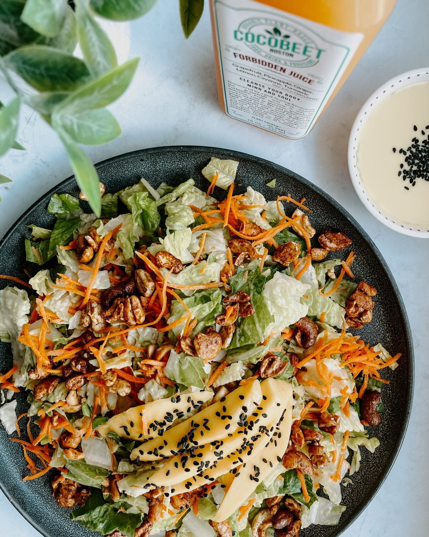#TropicalStateOfMind 🌴 Our delicious and nutritious-packed TULUM SUNSET SALAD is a perfect combination of savory and sweet! Romaine, carrots, mango, lemon grass, cashews, sunflower sprouts, olive oil, ginger, sesame seeds, sea salt, cayenne and coco
