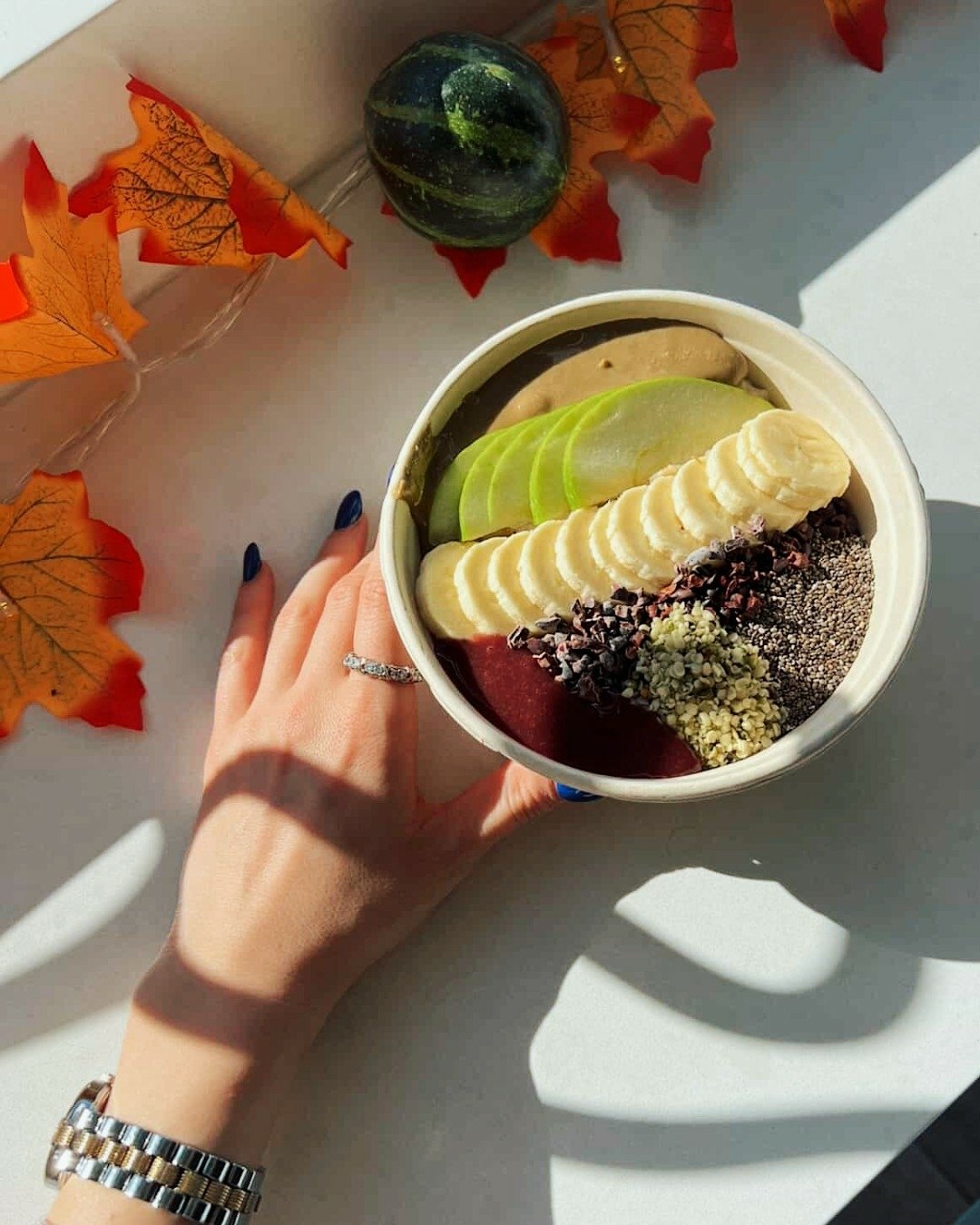 Before the holiday festivities, treat yourself to a moment of calm with a fresh oatmeal bowl 🍓

Slow-cooked organic steel-cut oats in vanilla sunflower mylk, topped with apples, bananas, berry compote, cacao nibs, hemp seeds, chia seeds, and creamy 