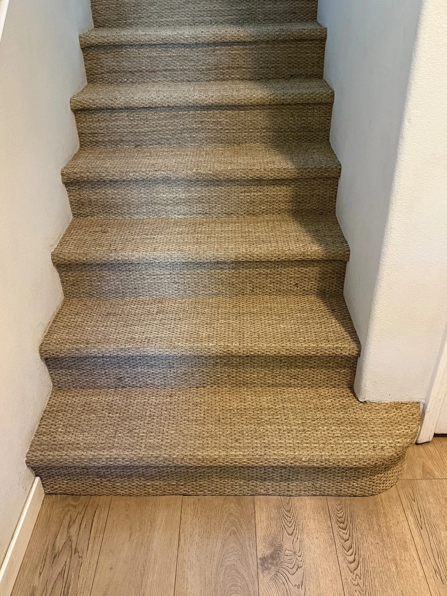 Seagrass carpet isn’t just beautiful—it’s built for high-traffic areas like stairs. Its natural fibers resist wear and hide footprints, making it a smart, stylish choice for your home.
Sales/Installation: @refinedcarpets
Brand: DMI