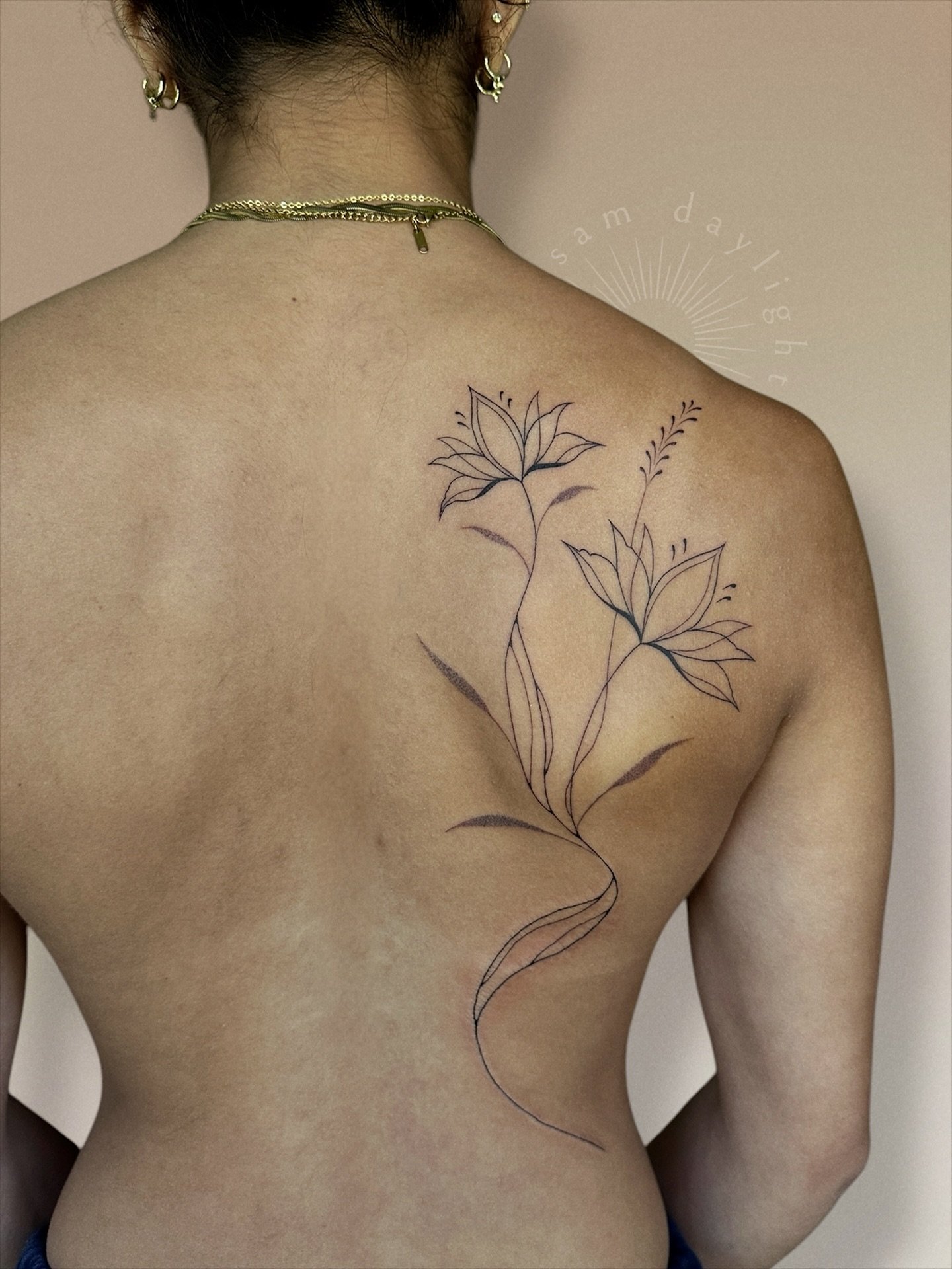 Abstract minimalist lotus flowers for T 🫶🏼 Thank you for trusting me with such an amazing placement choice!

- Ink @dynamiccolor Machine @bishoprotary Needles @workhorseirons
.
.
.
#pdxtattoo #portlandtattooartist #oregon #finelinetattoo #ornamenta