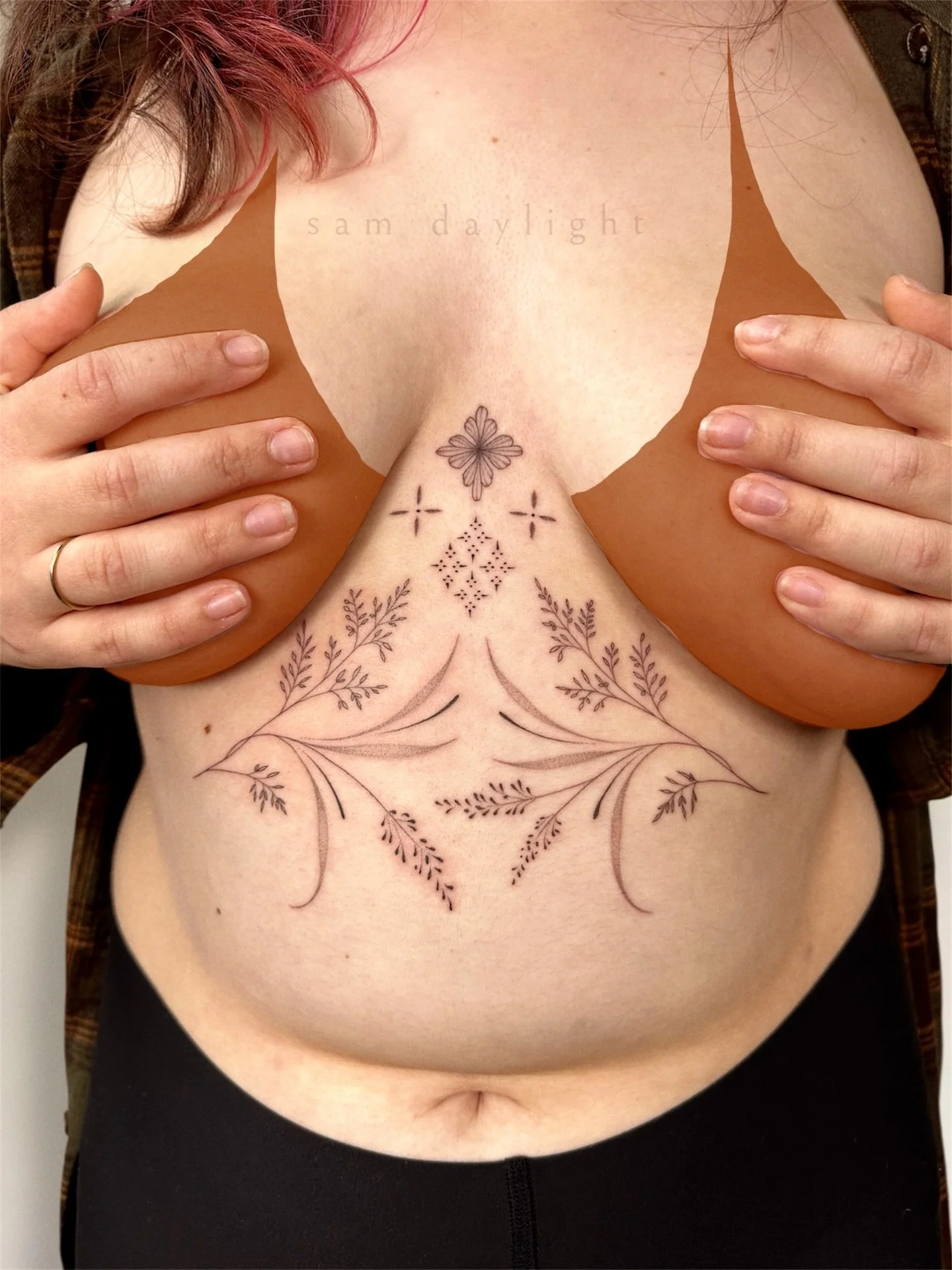 Are these two photos basically identical? Yupp. Do I care? Nope because I can&rsquo;t stop staring 🤩 I&rsquo;m soooo in love how this project turned out!
.
.
.
#pdxtattoo #portlandtattooartist #oregontattooartist #finelinetattooartist #portlandorego