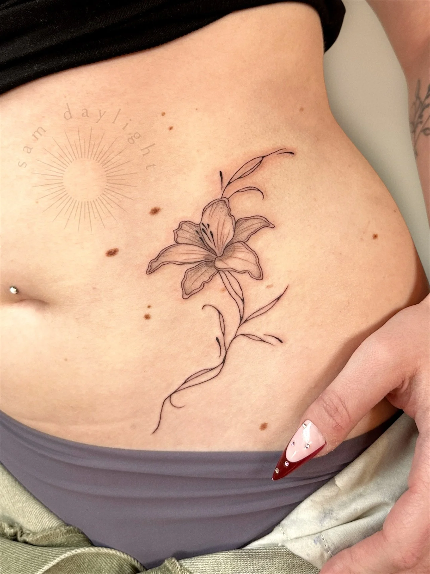 I&rsquo;m really loving these abstract stems, thank you Mariia 💛
.
.
.
#pdxtattoo #portlandtattooartist #oregontattooartist #finelinetattooartist #pdxtattooers