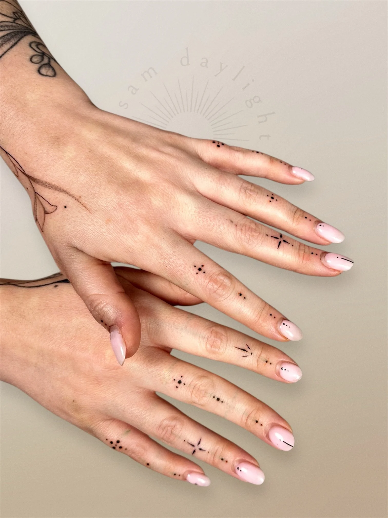 A lovely little finger set plus a floral bit to match her other hand! I&rsquo;m thankful forever for clients like Amelia 👯&zwj;♀️💓
.
.
.
#pdxtattoo #portlandtattooartist #oregontattooartist #finelinetattooartist #portlandoregon