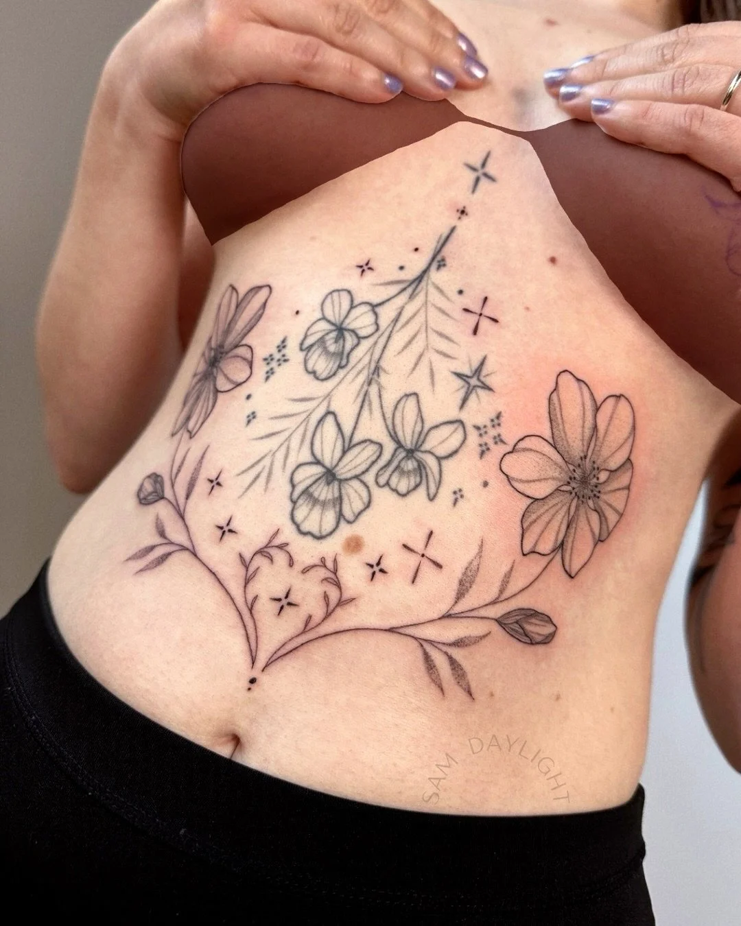 Belly rocker for Autumn! We added onto her healed sternum tattoo that I did about 2 years ago. Thanks for being so tough girlie 💅🏻💪🏼
.
.
#PortlandTattooArtist #OregonTattooArtist #FineLineTattoo #PNW #PortlandTattooShop