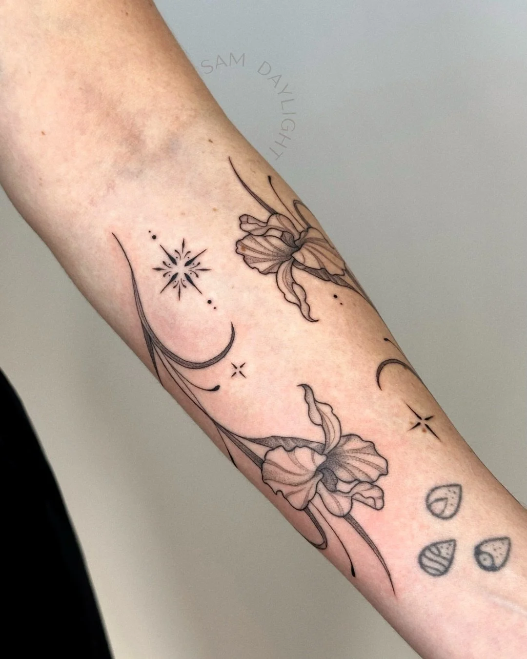 Wow, what a cool project to work on. Thank you so much for trusting my vision &amp; for spending your birthday with me 😊
.
.
.
#PortlandTattooArtist #OregonTattooArtist #PNW #FineLineTattoo #PortlandTattooShop Portland Oregon Fineline floral botanic